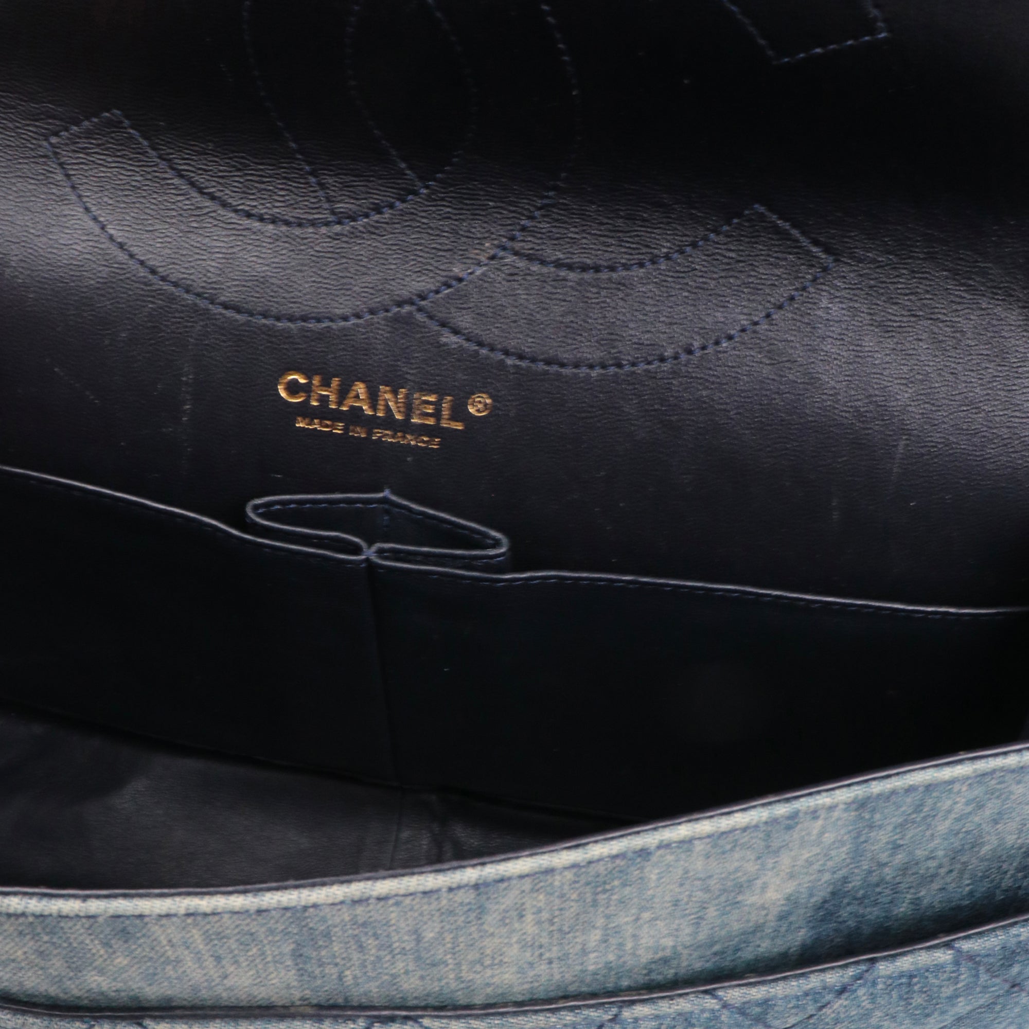 CHANEL - Sac à bandoulière 2.55 Chanel large en denim