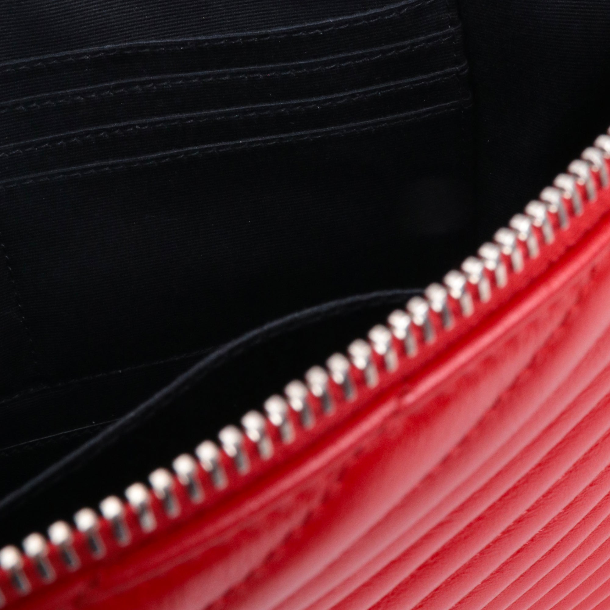 SAINT LAURENT - Pochette Cassandre Saint Laurent en cuir chevron rouge