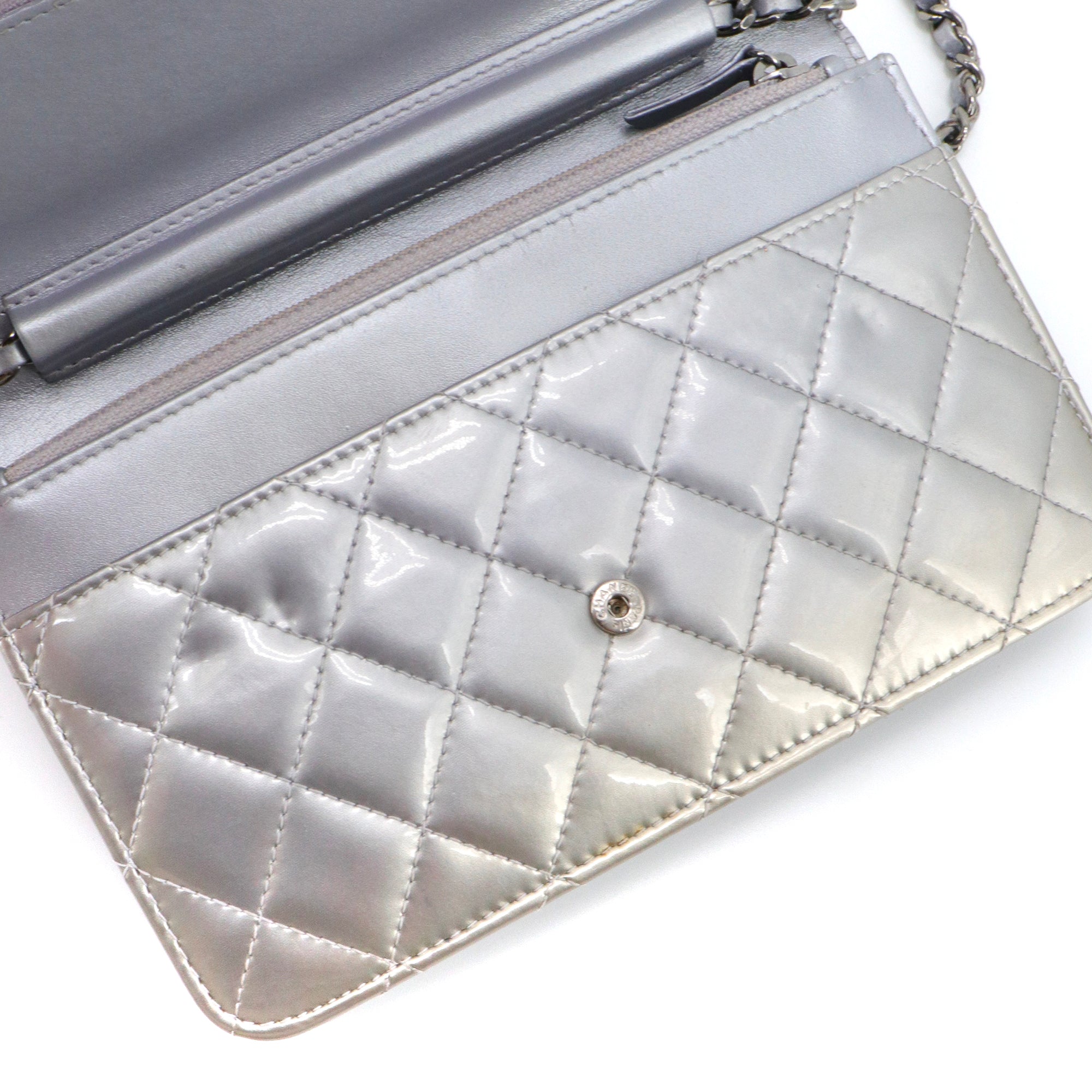 CHANEL - Sac à bandoulière Wallet On Chain Boy Chanel en cuir verni argenté
