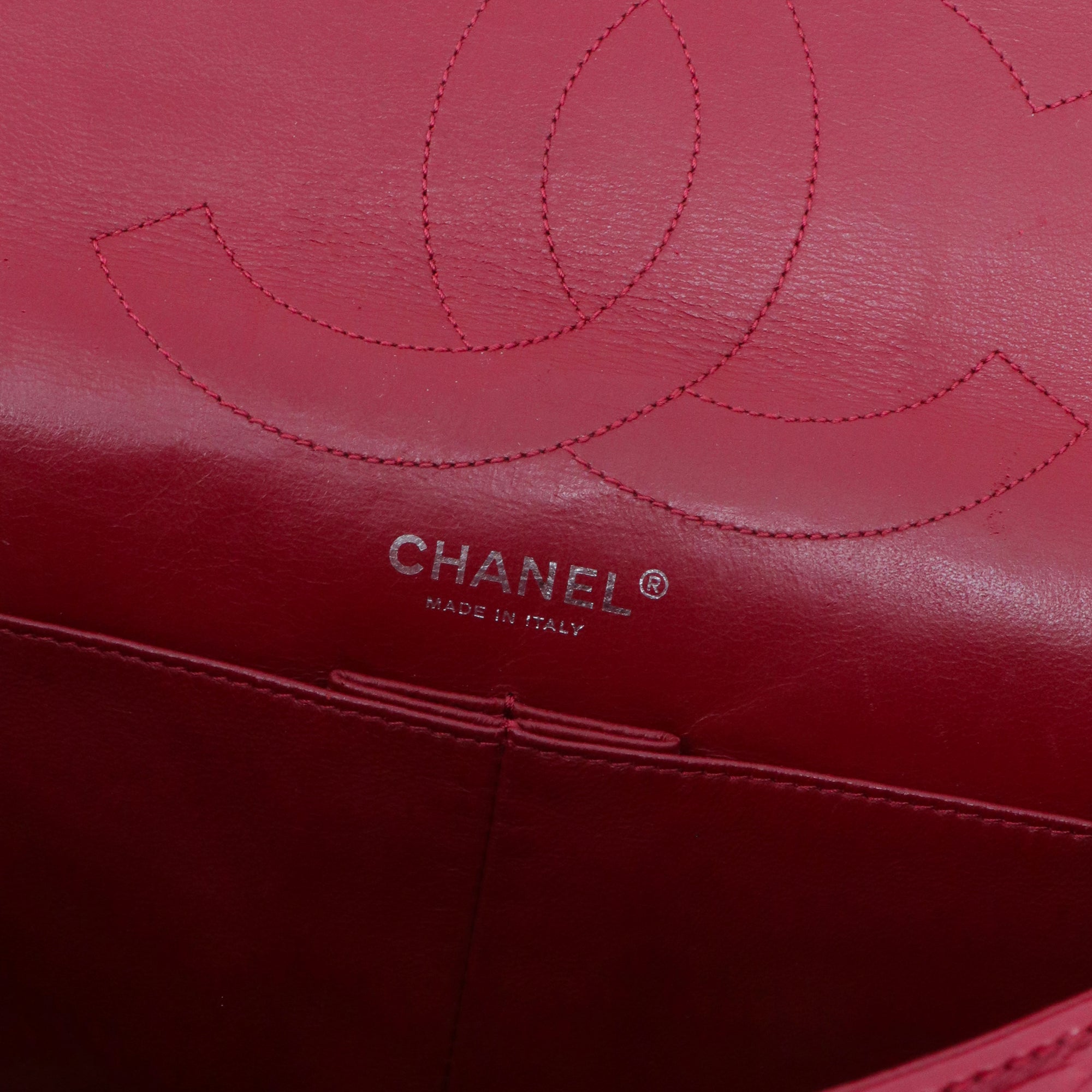 CHANEL - Sac à bandoulière 2.55 Chanel en cuir froissé bordeaux