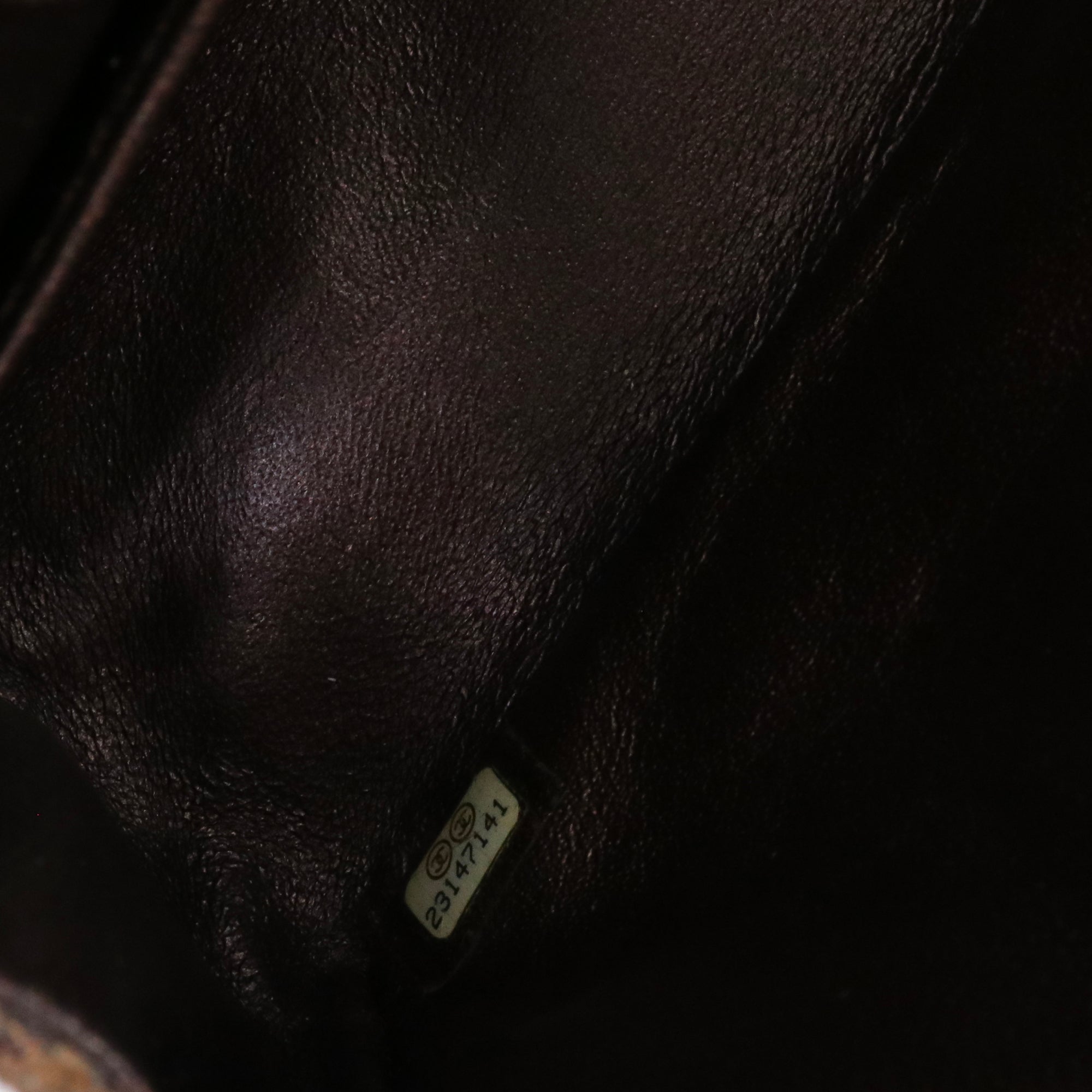 CHANEL - Sac à bandoulière 2.55 Chanel en cuir chevron et nubuck marron