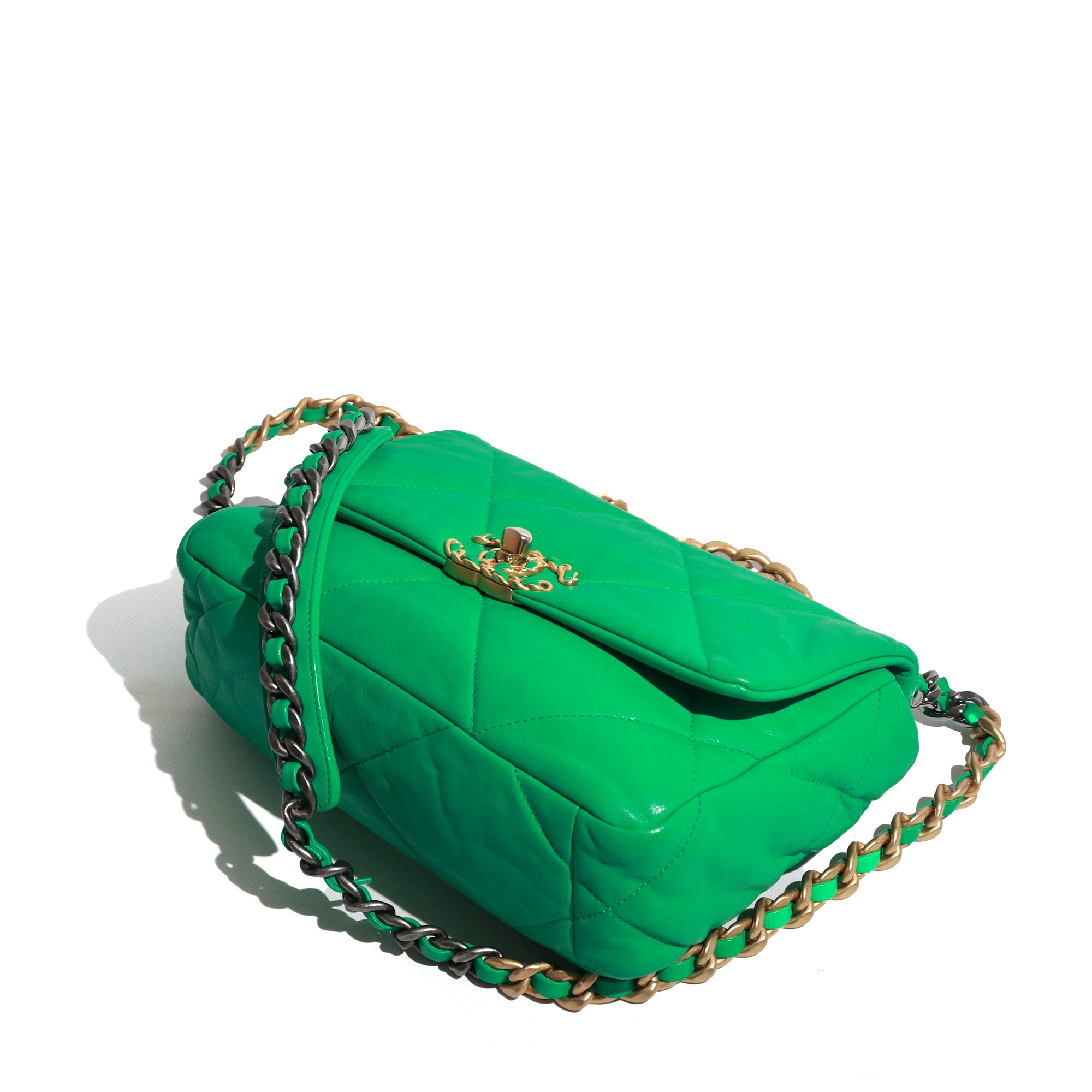 CHANEL - 19 shoulder bag in green quilted leather