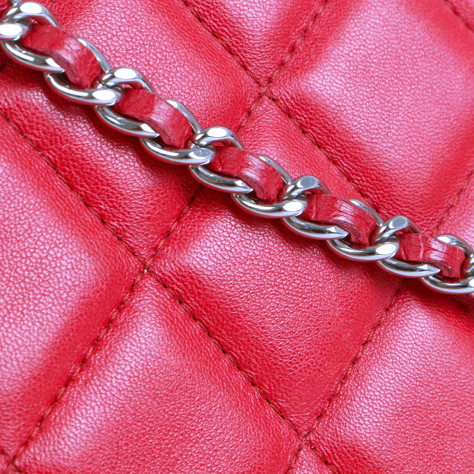 CHANEL - Sac à épaule Enveloppe Timeless/Classique Chanel en cuir lisse rouge