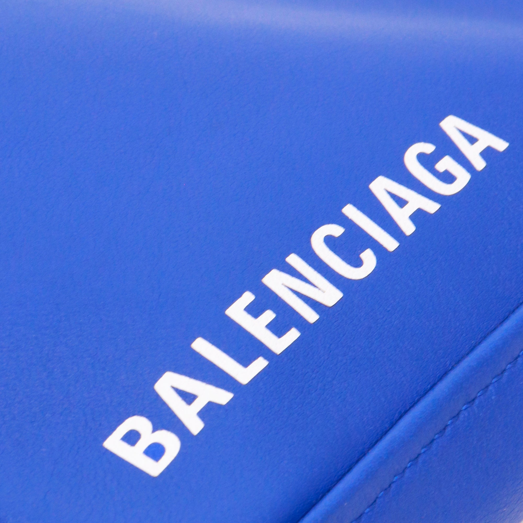 BALENCIAGA - Pochette Ville triangle Balenciaga en cuir lisse bleu