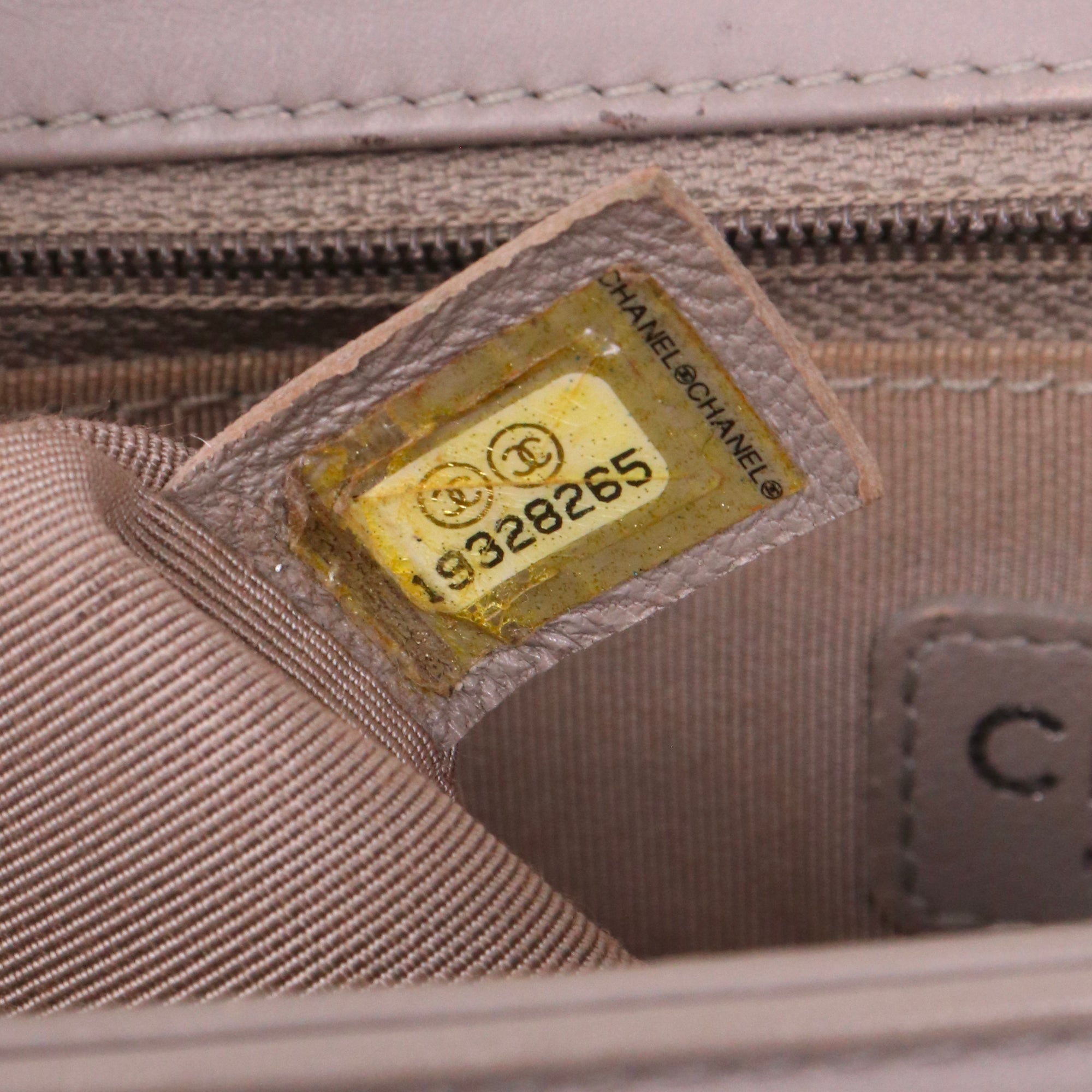 CHANEL - Sac à bandoulière Boy Chanel en cuir gris