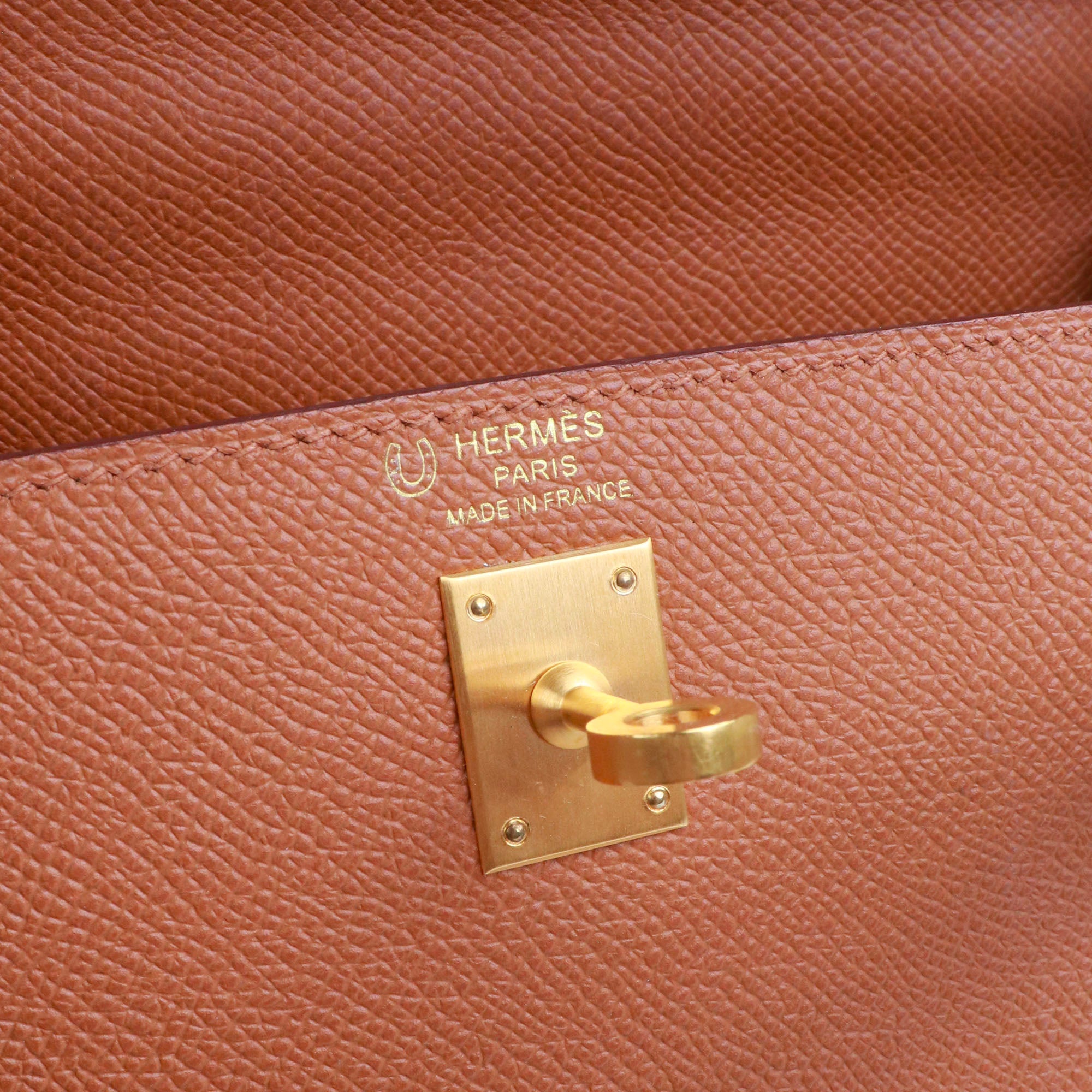 HERMÈS - Sac à main Kelly 25 Hermès bicolore en cuir epsom gold et craie