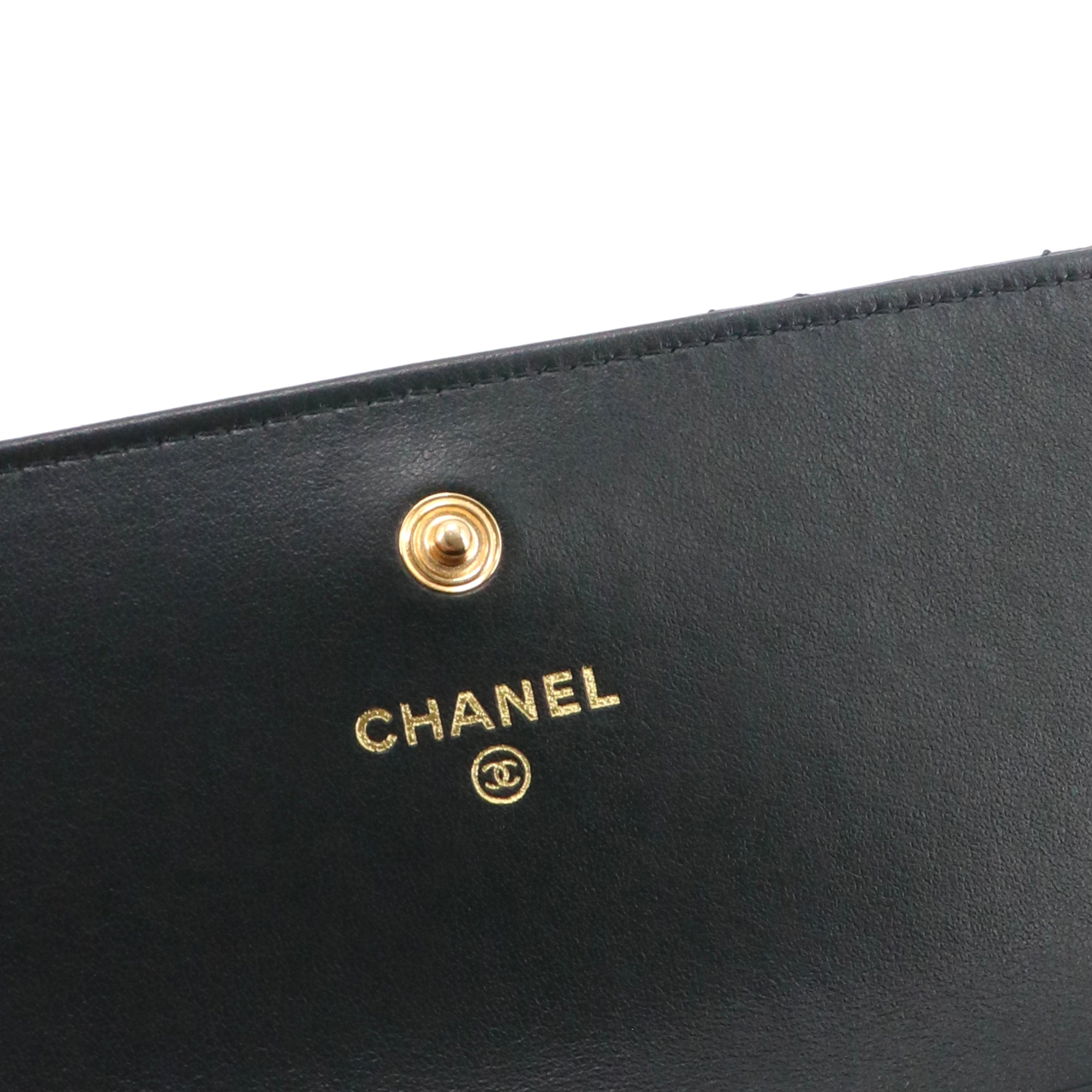 CHANEL - Portefeuille CC Chanel en cuir verni noir
