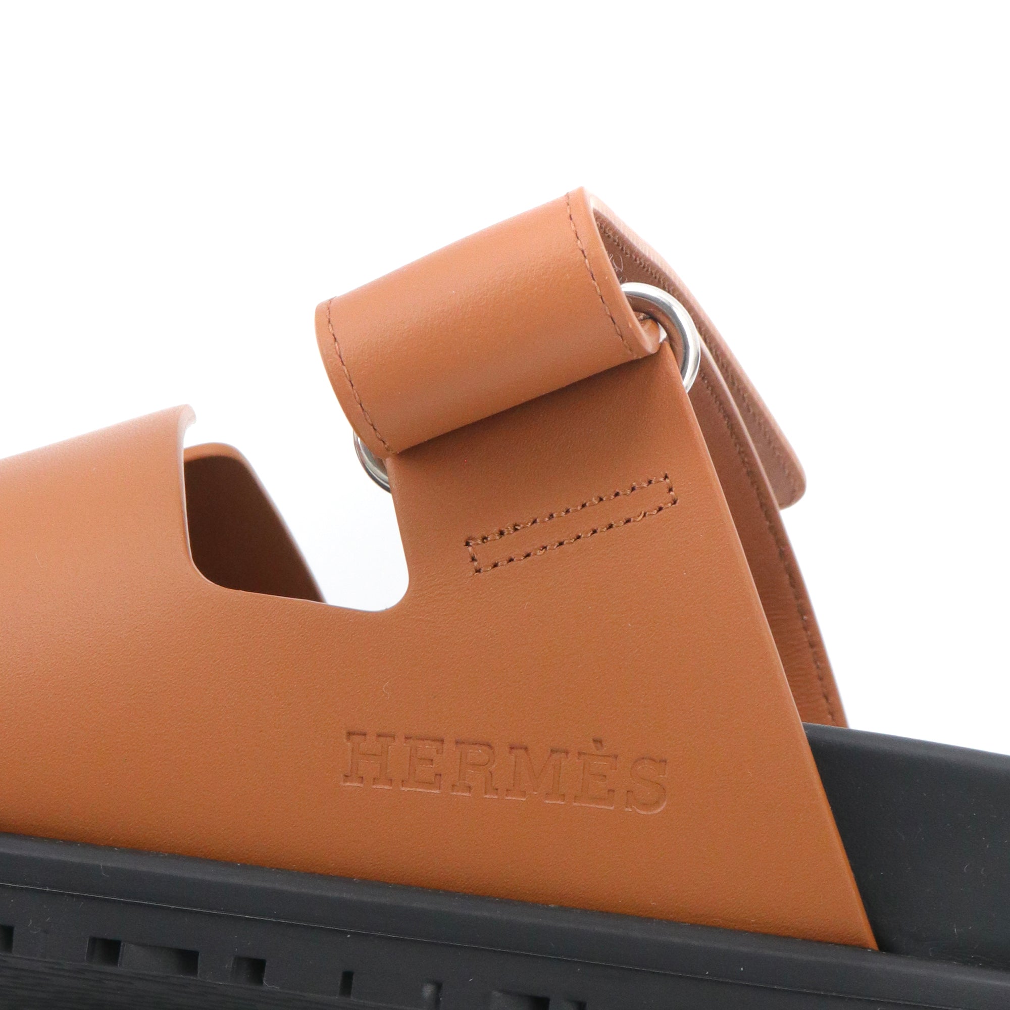 HERMÈS - Sandales Chypre Hermès en cuir lisse gold (T41,5)