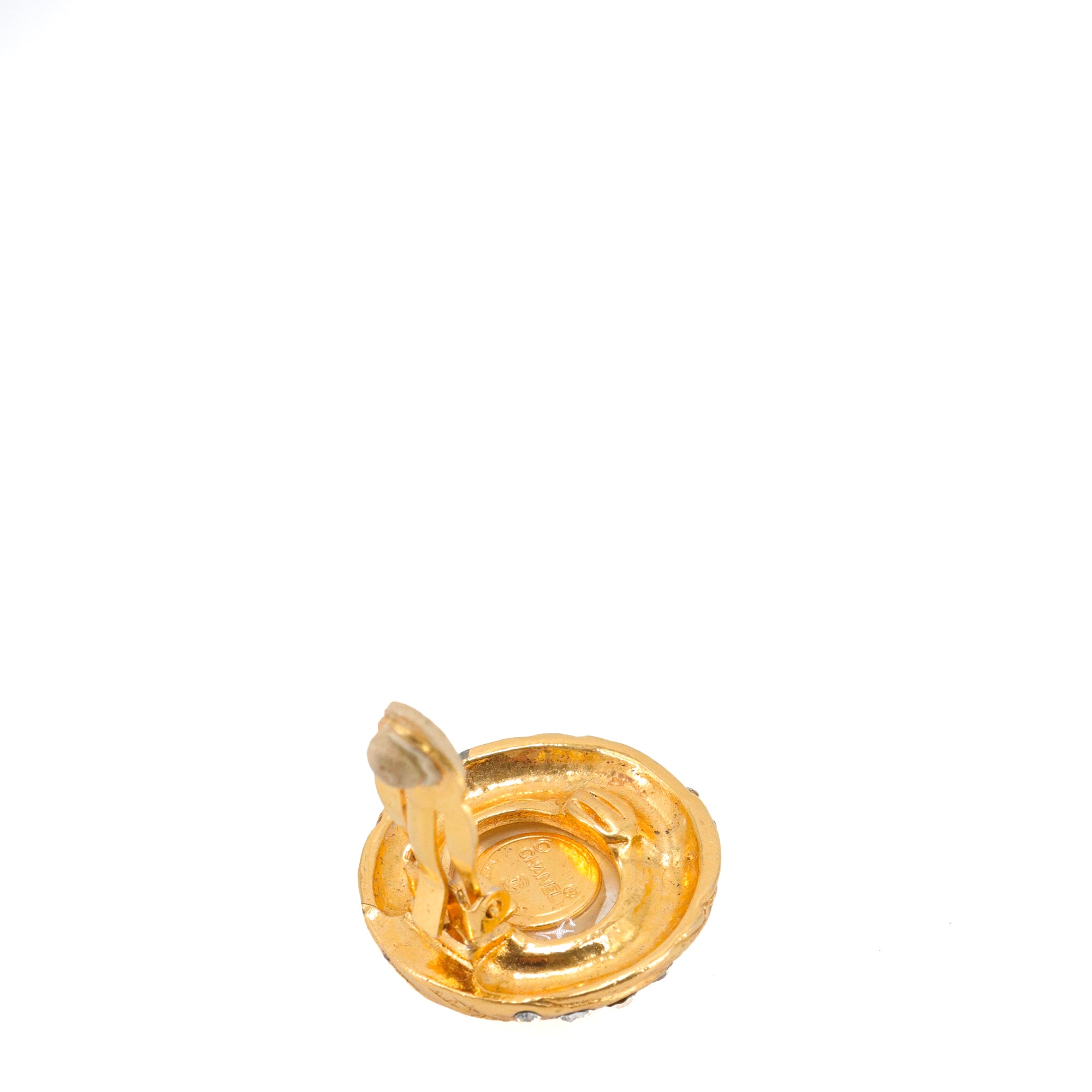 CHANEL - Boucles d'oreilles Chanel dorées ornées de perles et de strass