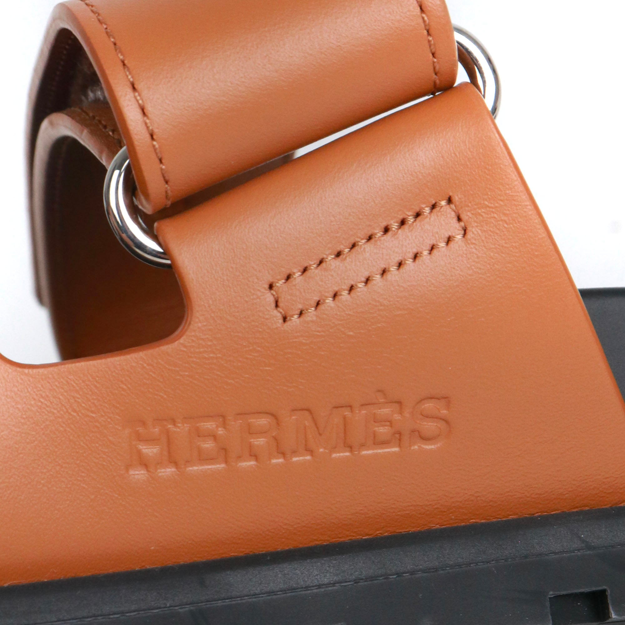 HERMÈS - Sandales Chypre Hermès en cuir lisse gold (T41)