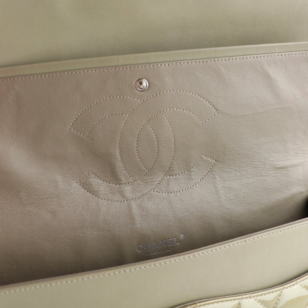 CHANEL - Sac à bandoulière Timeless Maxi Jumbo double flap en cuir verni kaki