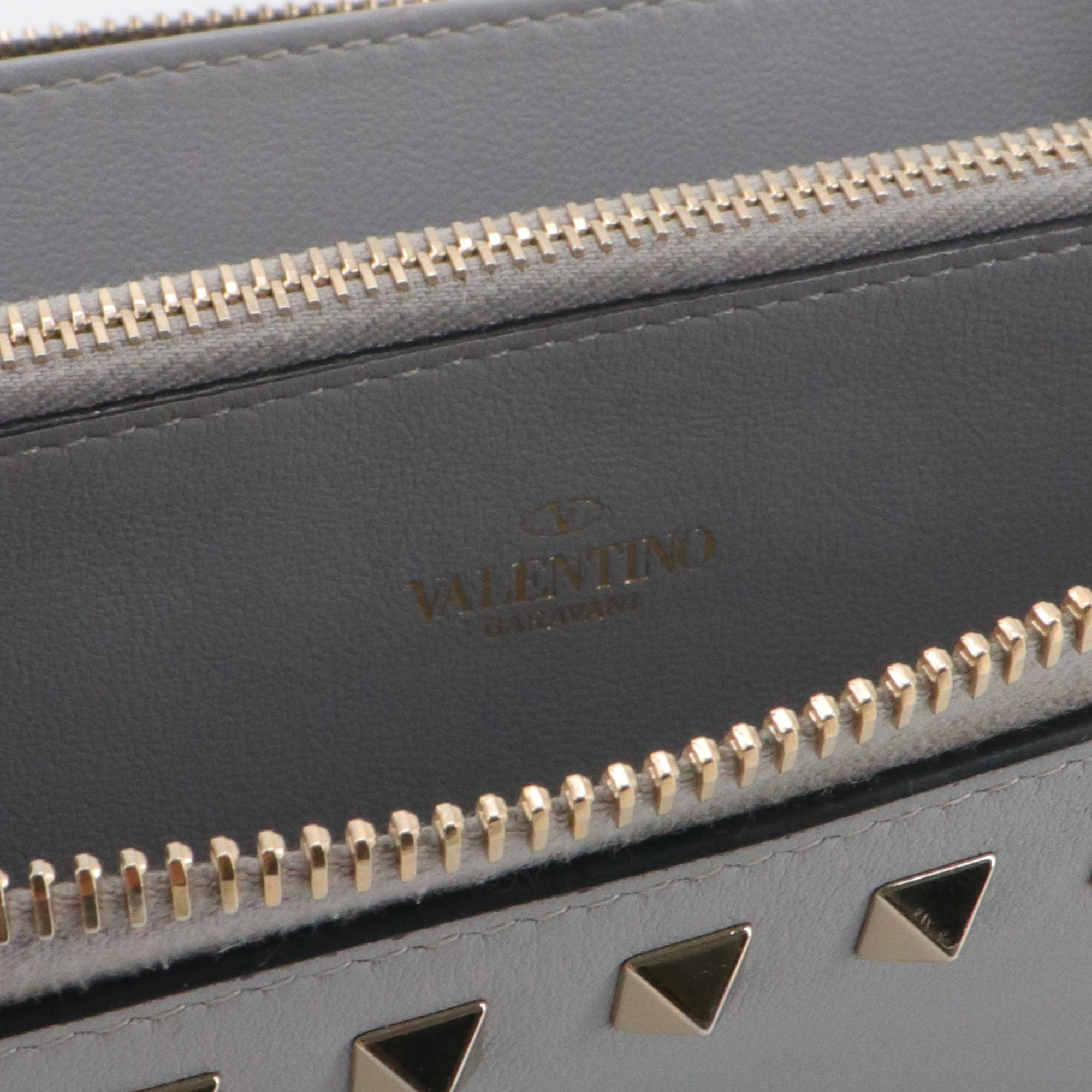 VALENTINO - Portefeuille Rockstud Valentino en cuir gris orné de clous