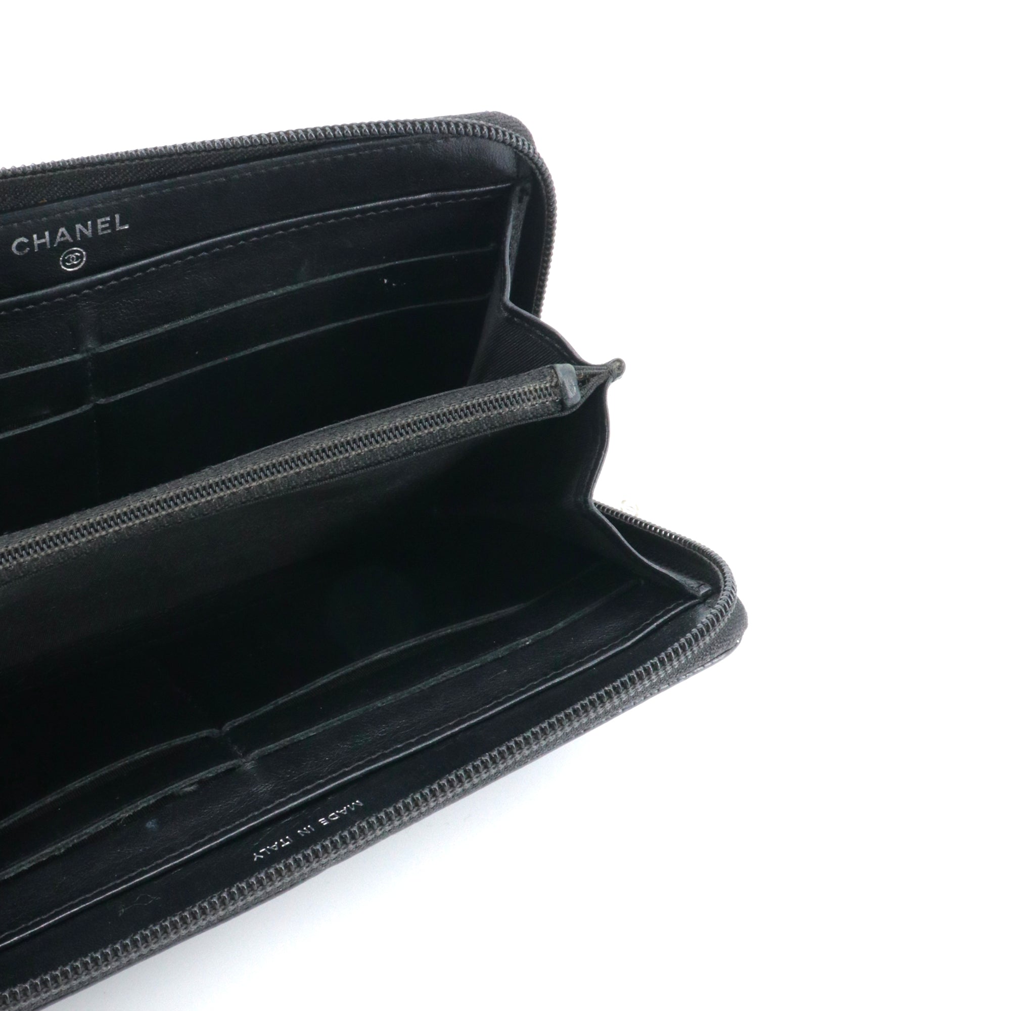 CHANEL - Black quilted leather wallet