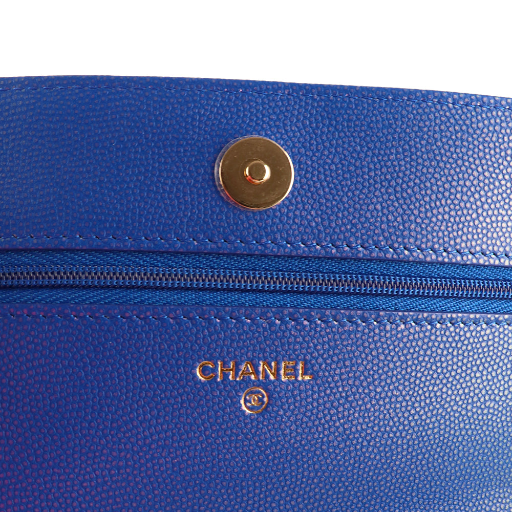 CHANEL - Sac Wallet On Chain Timeless en cuir caviar bleu irisé