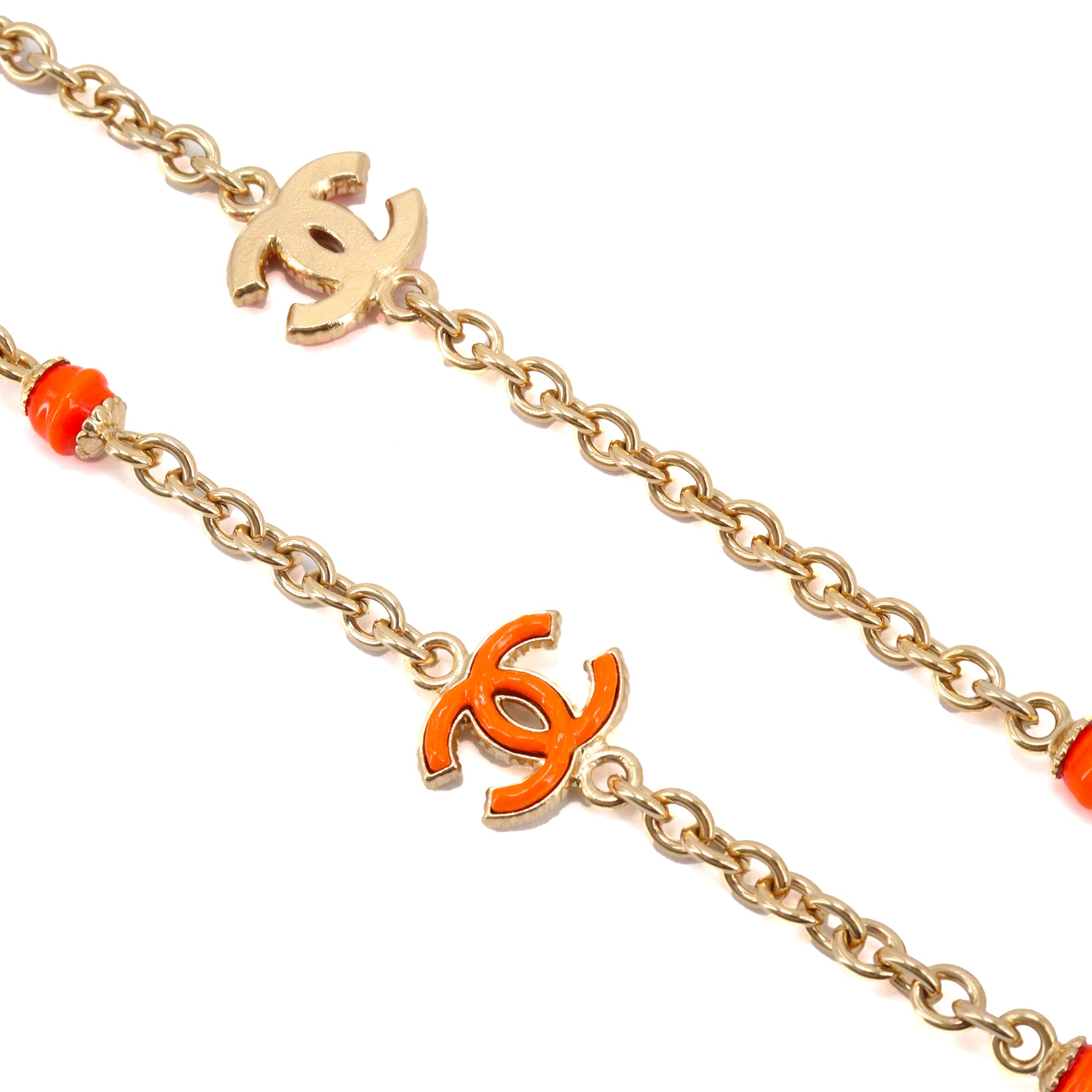 CHANEL - Sautoir CC Chanel en métal doré orné de pierres orange