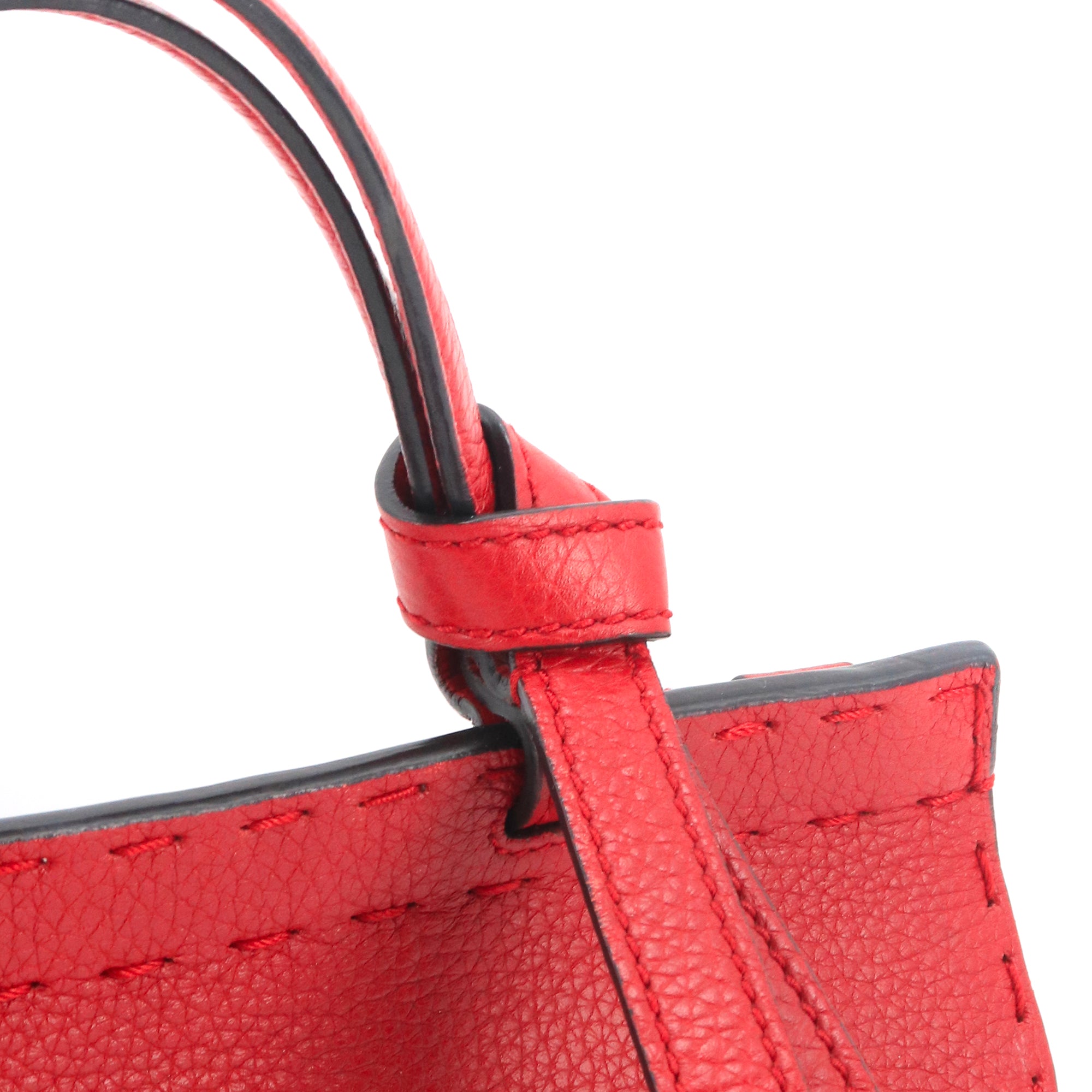 GUCCI - Sac à bandoulière  GG Marmont Top handle Gucci en cuir grainé rouge