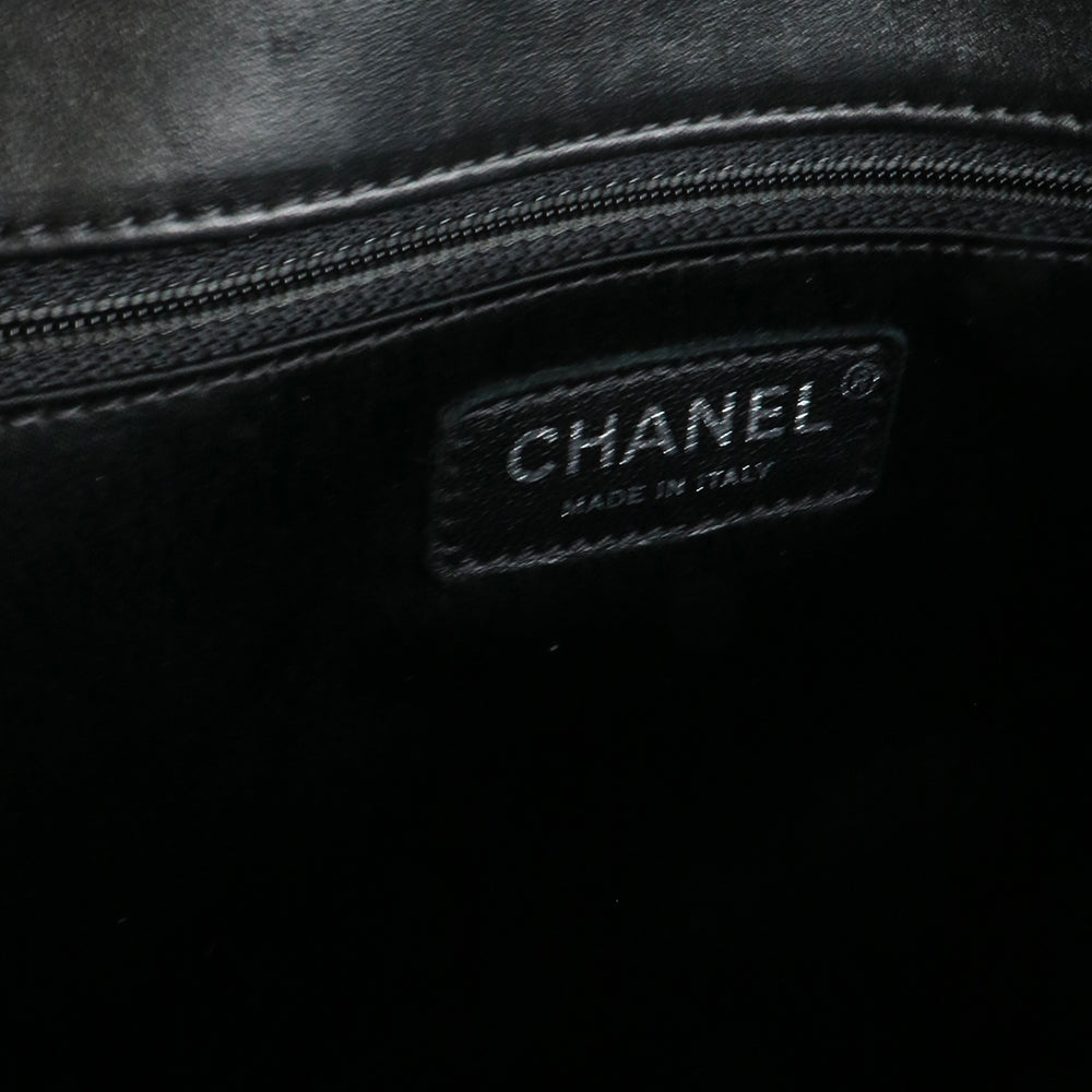 CHANEL - Sac à bandoulière Classique / Timeless Jumbo simple flap en cuir matelassé noir