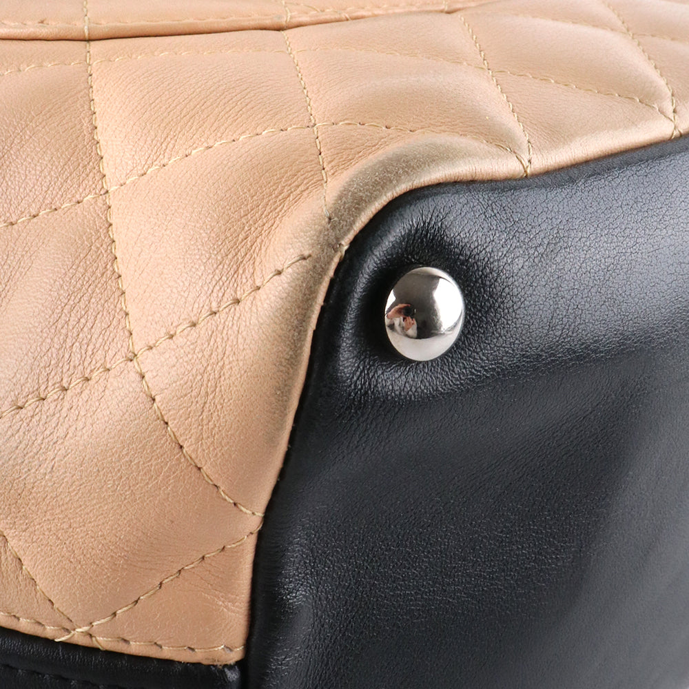 CHANEL - Sac à main Cambon en cuir matelassé beige et noir vintage