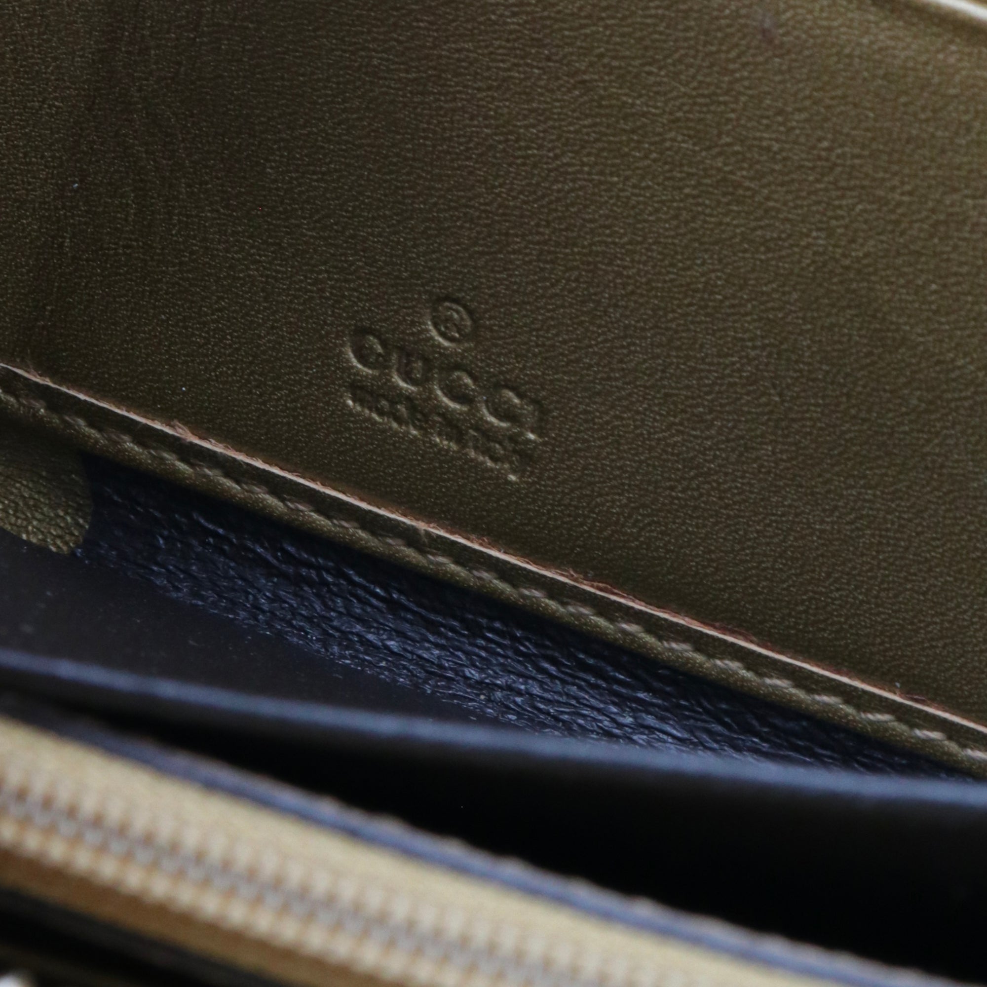 GUCCI - Grand portefeuille Gucci en cuir verni doré
