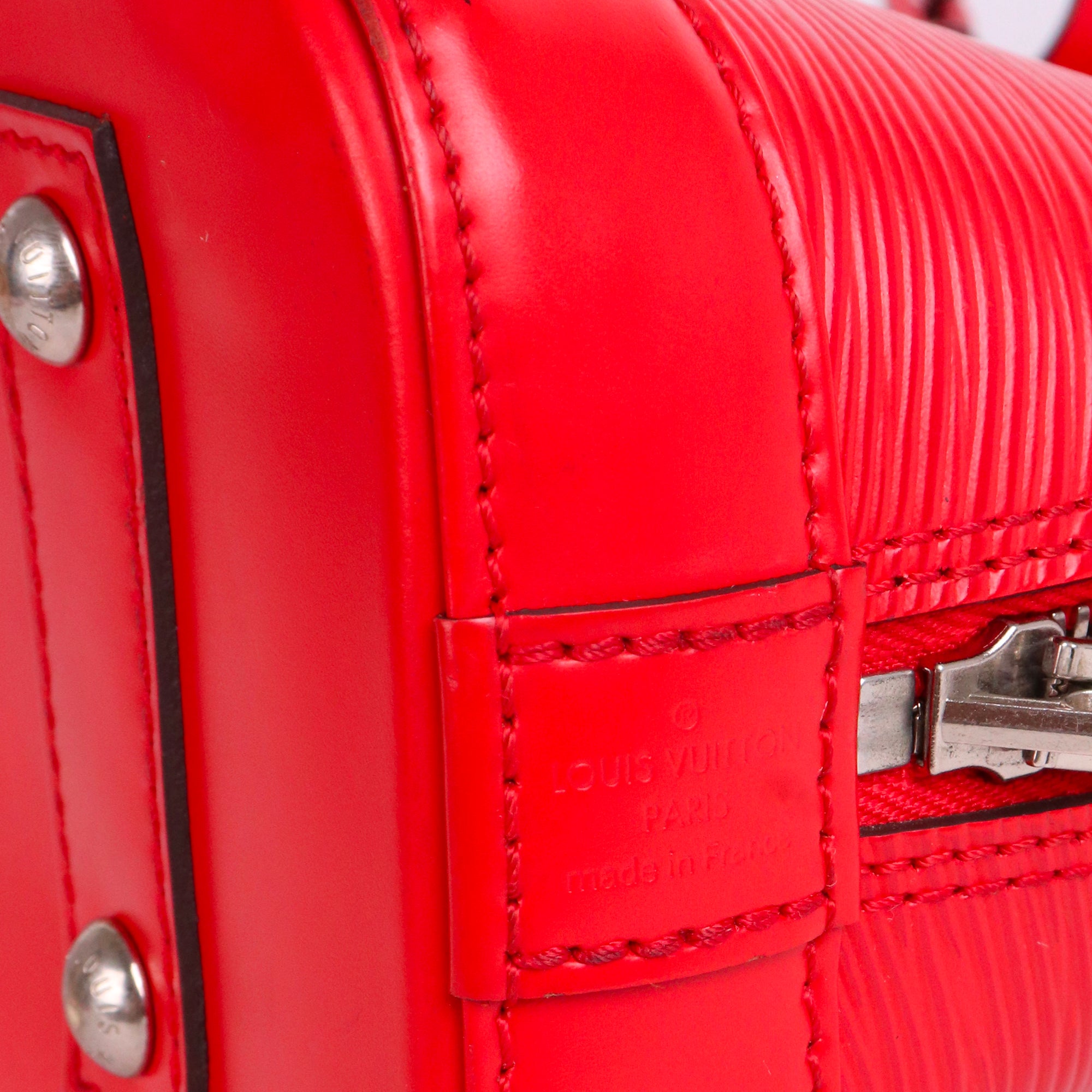 LOUIS VUITTON - Sac à bandoulière Alma BB Louis Vuitton en cuir épi rouge