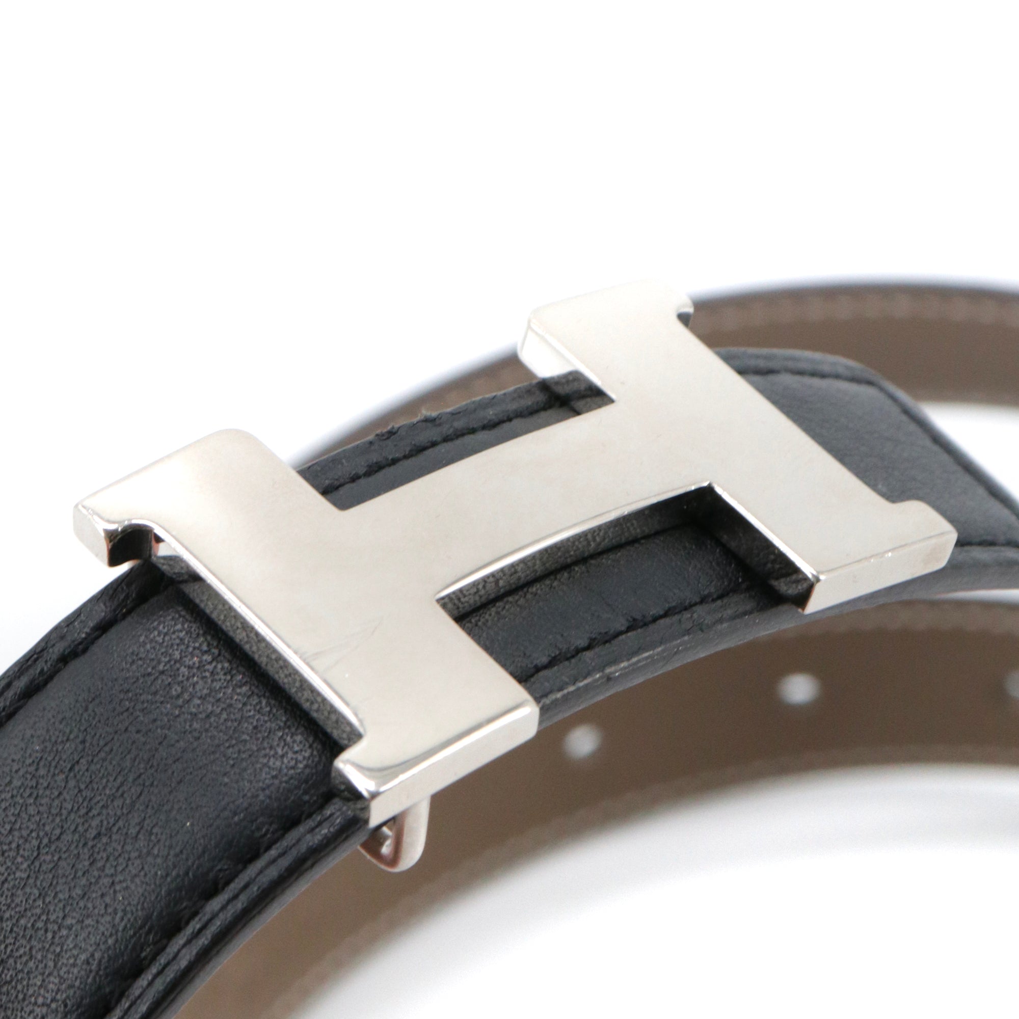 HERMÈS - Ceinture H réversible Hermès en cuir noir et étoupe (T90)