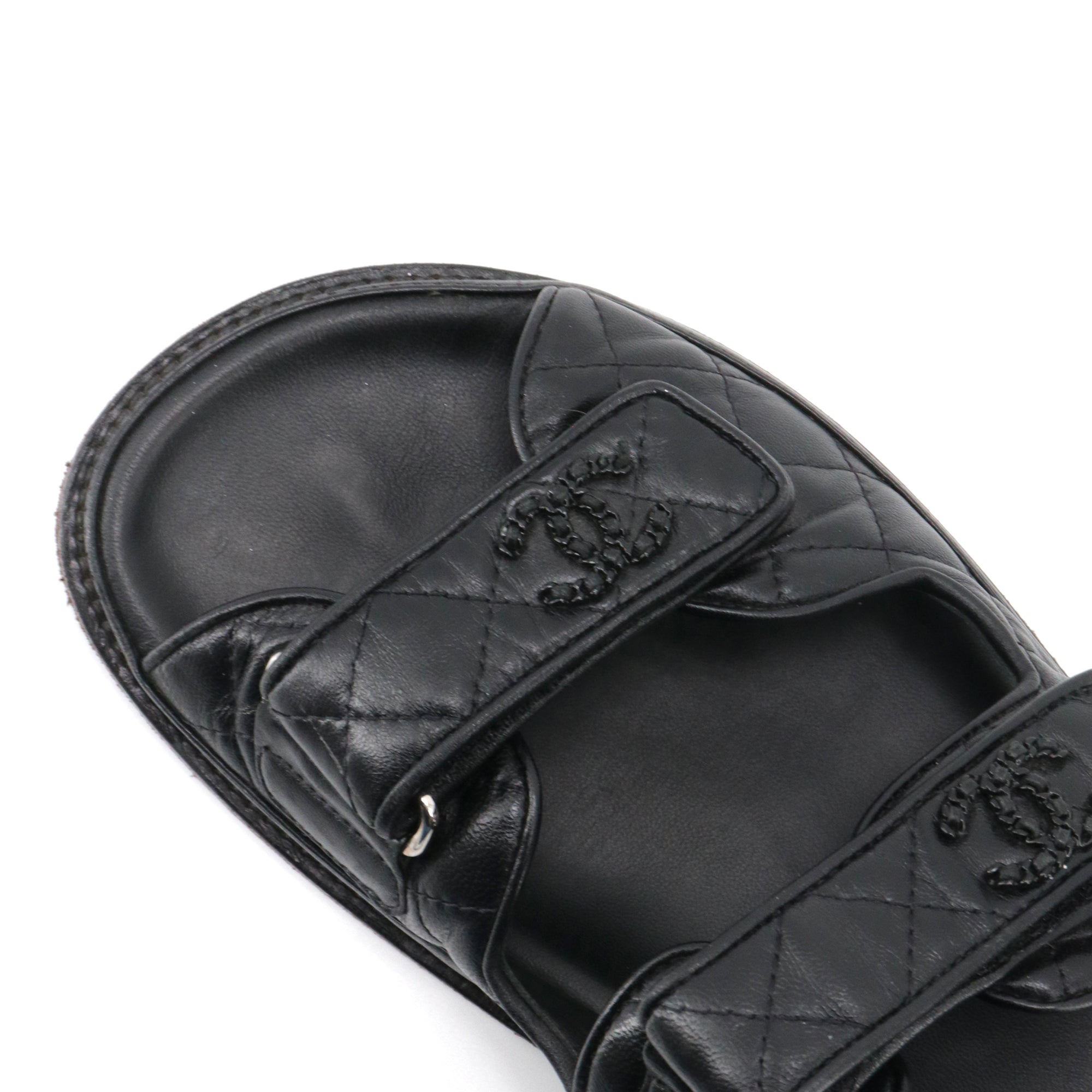 CHANEL - Sandales Dad Shoes Chanel en cuir matelassé noir (T39)