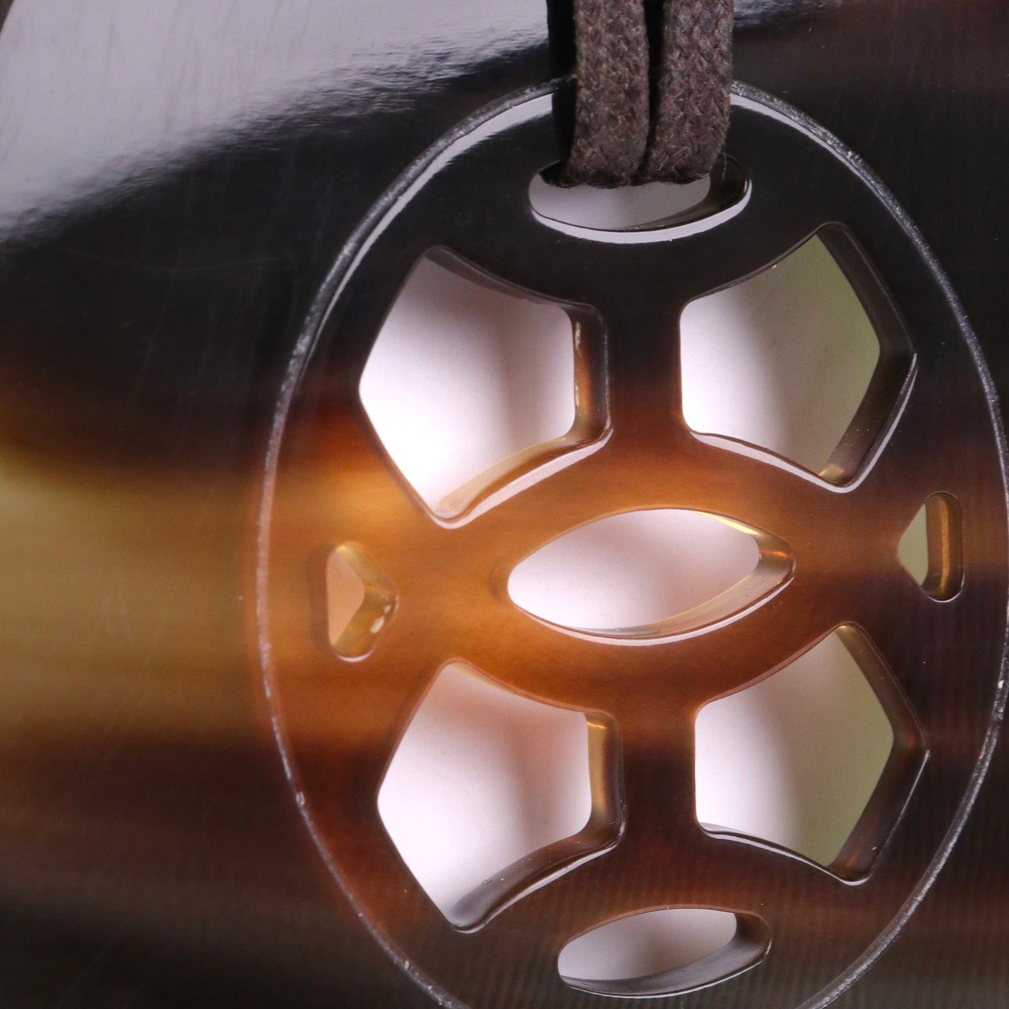 HERMÈS - Pendentif Lift Hermès en bois laqué