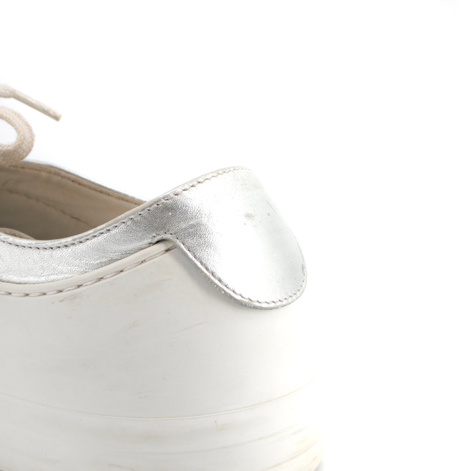 CHANEL - Chanel CC sneakers in beige and silver leather (size 38.5)