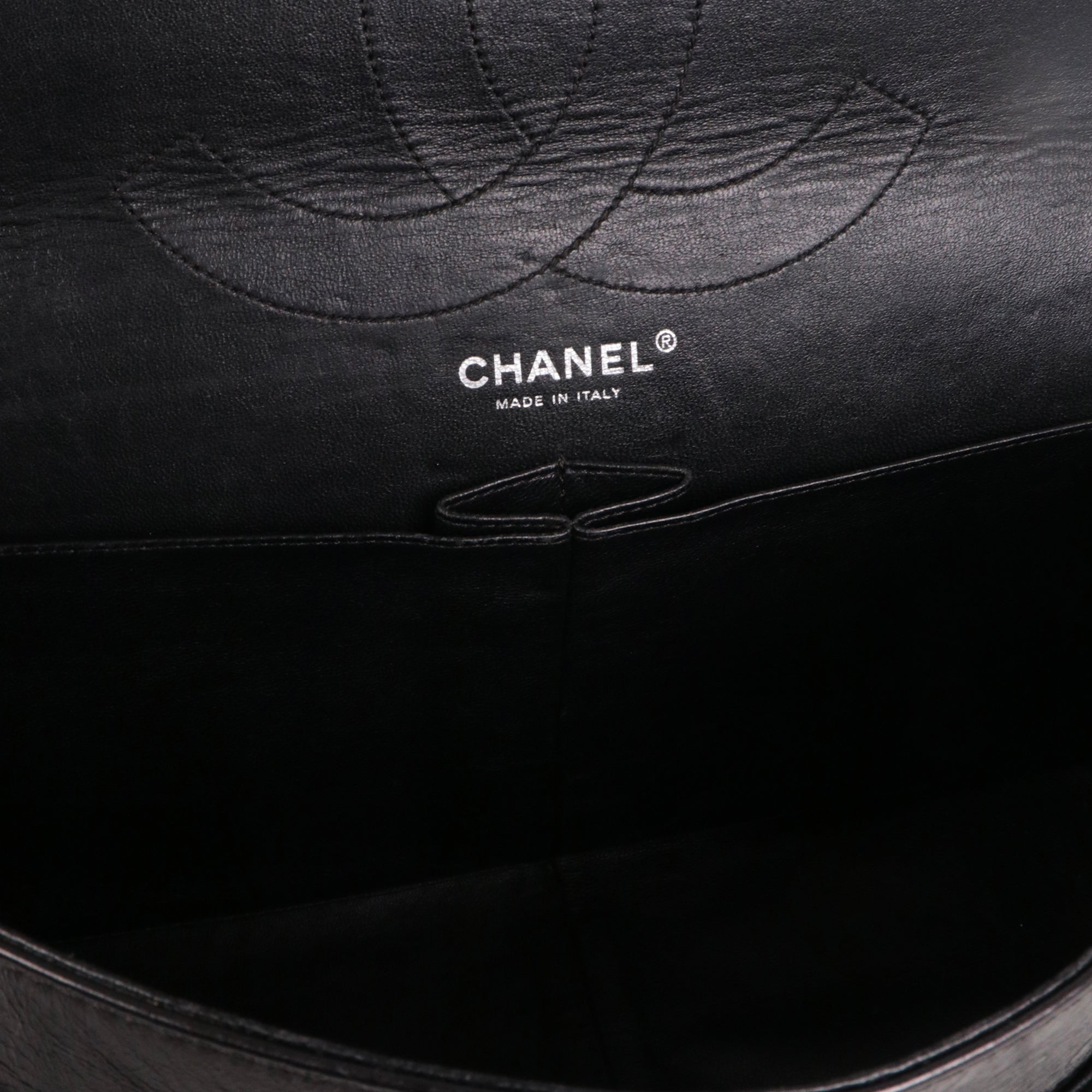 CHANEL - Sac à bandoulière 2.55 Chanel Maxi en cuir froissé noir
