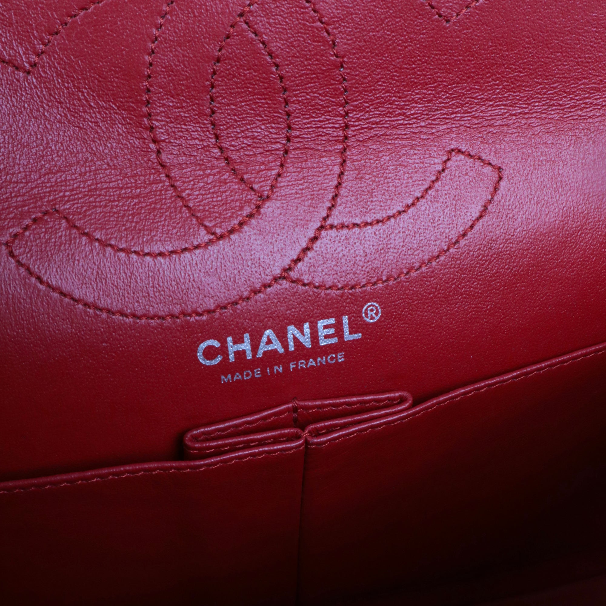 CHANEL - Sac à bandoulière 2.55 Chanel medium en cuir froissé rouge