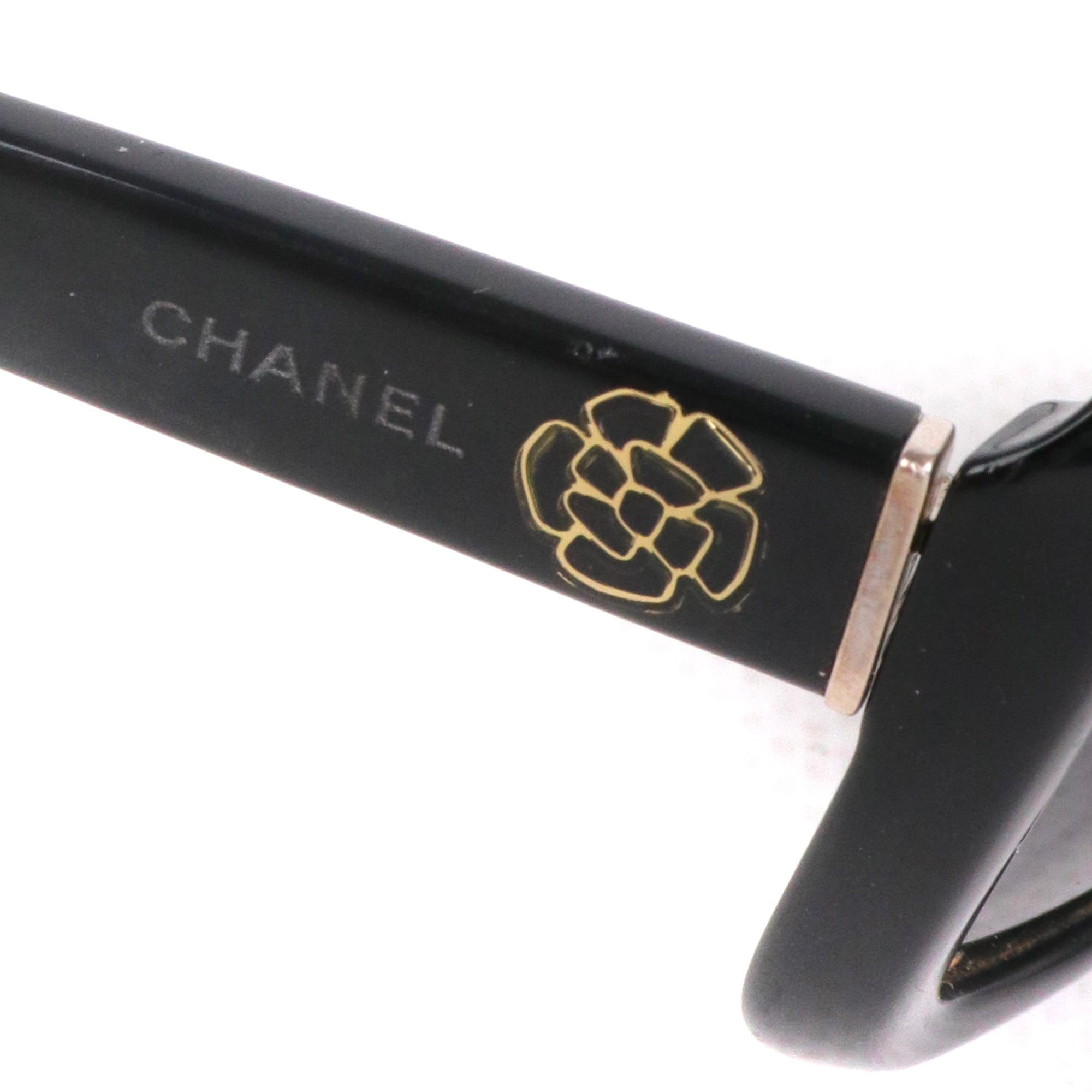 CHANEL - Lunettes de soleil Mini Camélia Chanel en plastique noir