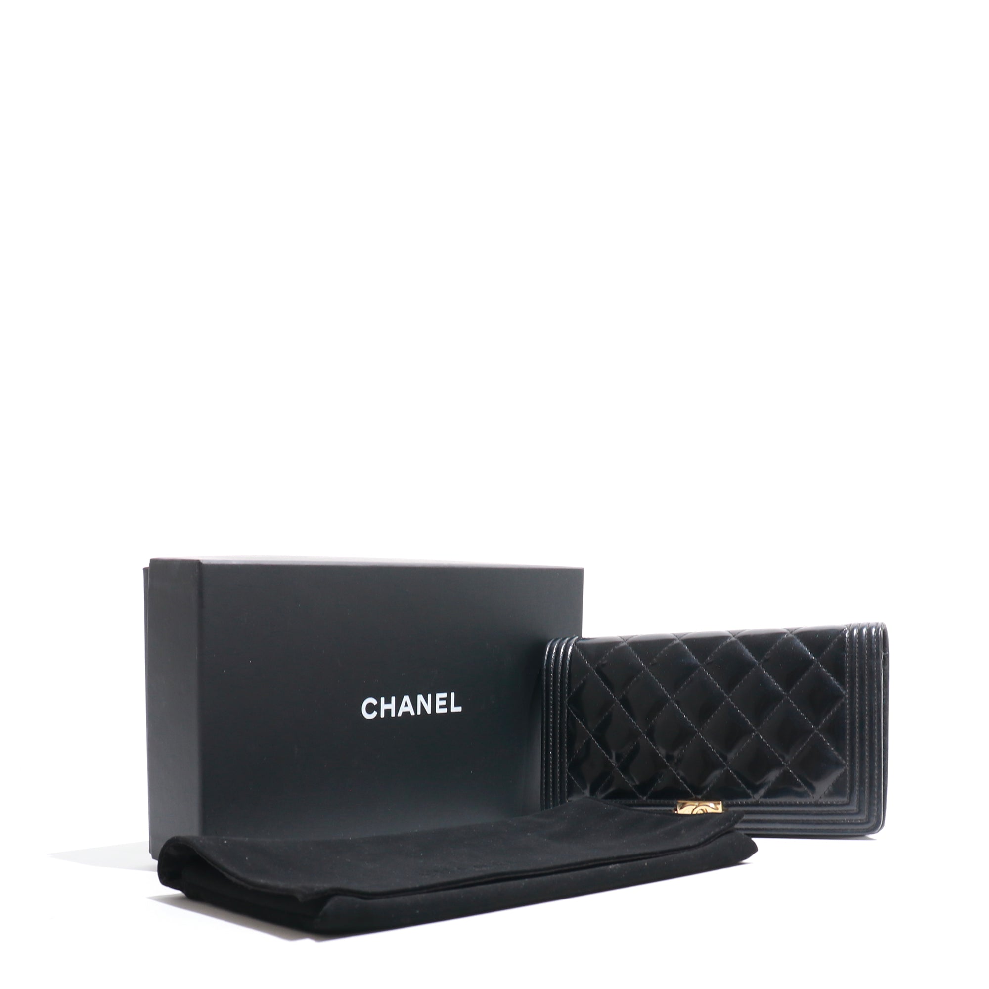 CHANEL - Boy wallet in patent quilted leather