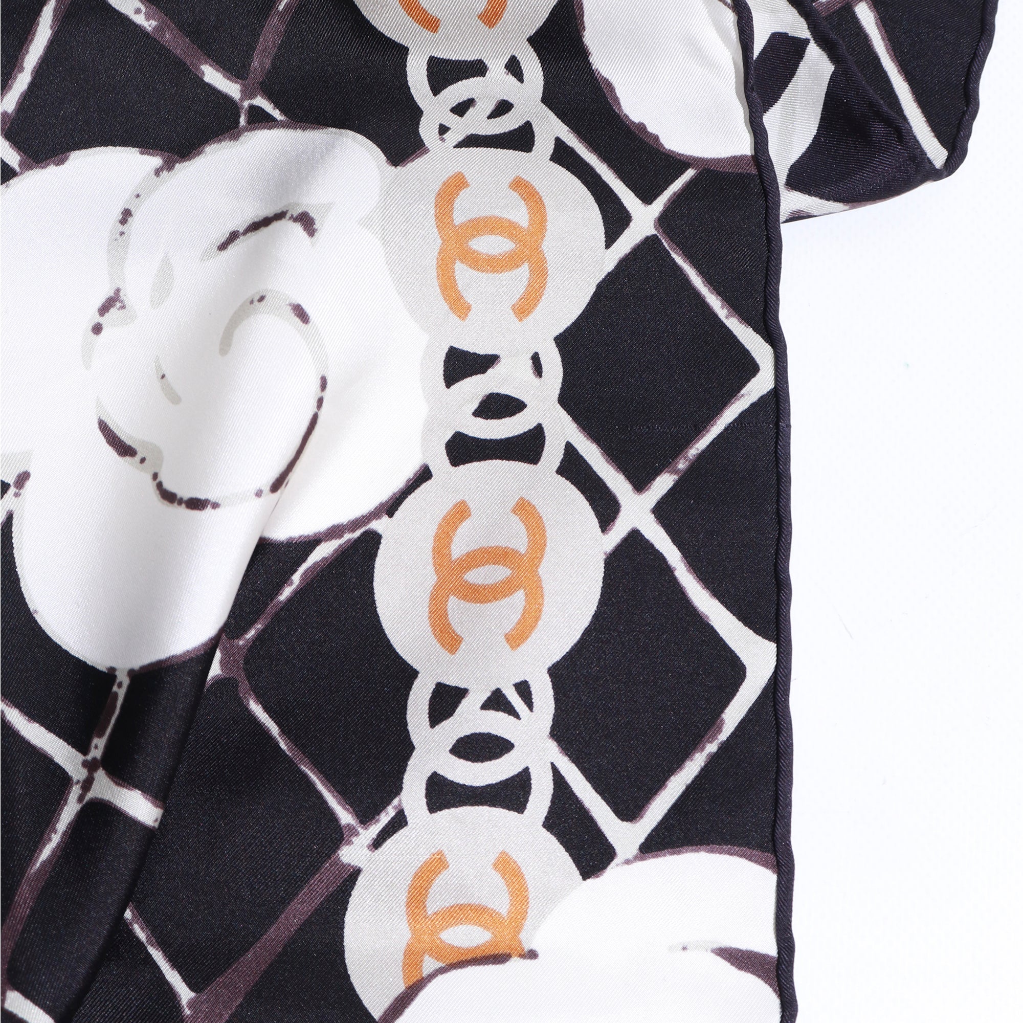 CHANEL - Carré de soie 90 camélia noir et doré