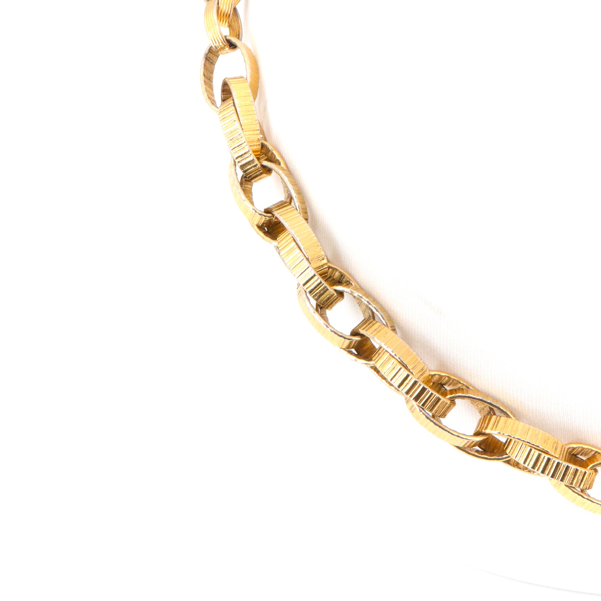 CHANEL - Ceinture médaillon CC Chanel en chaine dorée