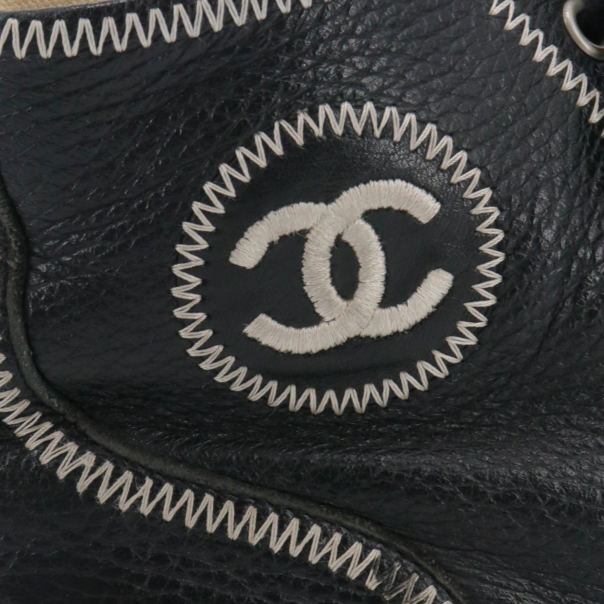 CHANEL - Sneakers montantes CC Chanel en cuir noir (T38.5)