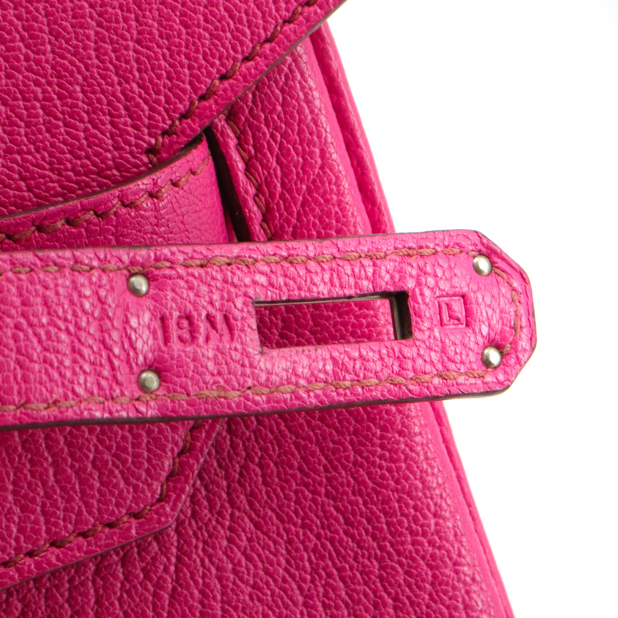 HERMÈS - Sac à main Haut à Courroie 30 Hermès en cuir grainé fuchsia