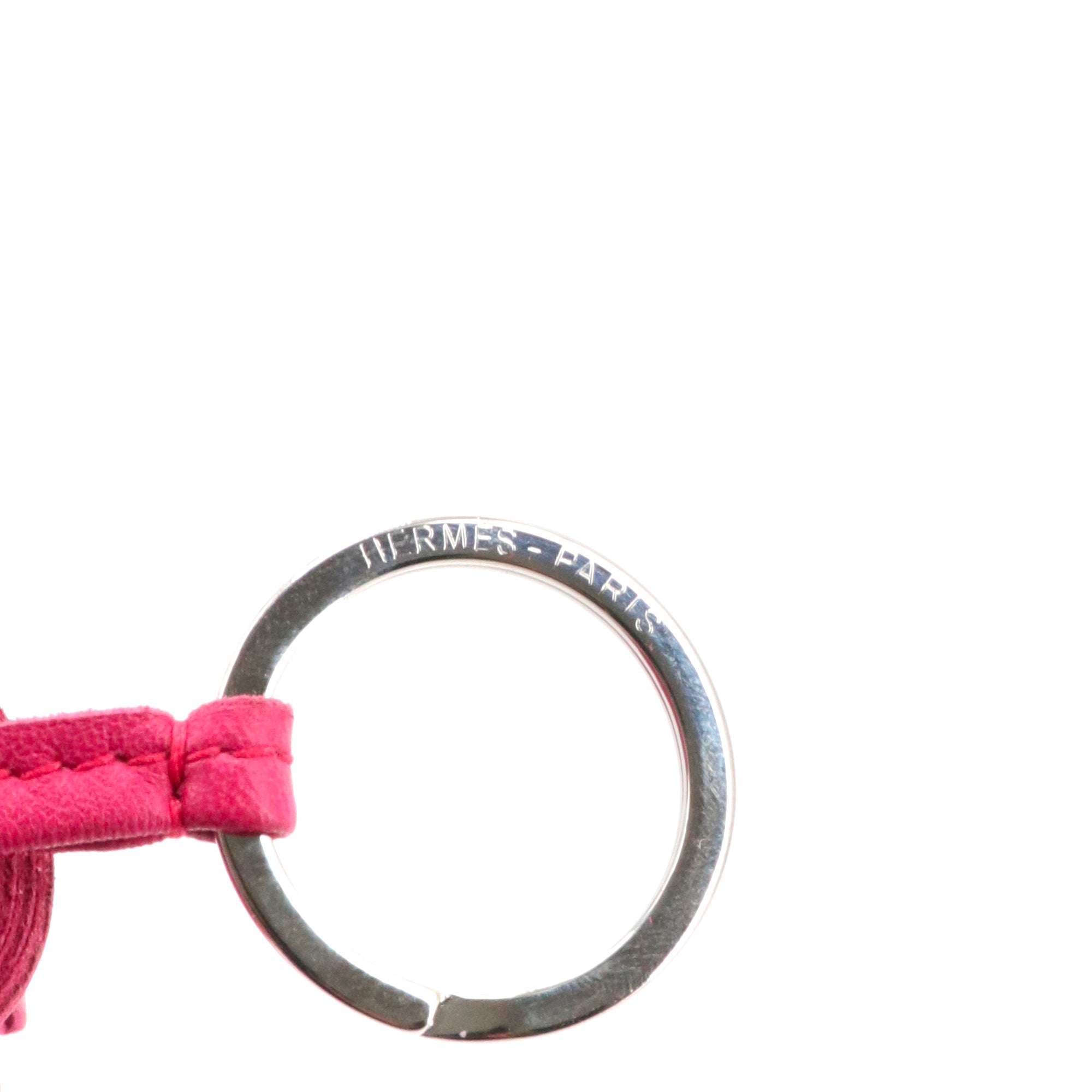 HERMÈS - Porte clés Carmen Hermès en cuir fuchsia