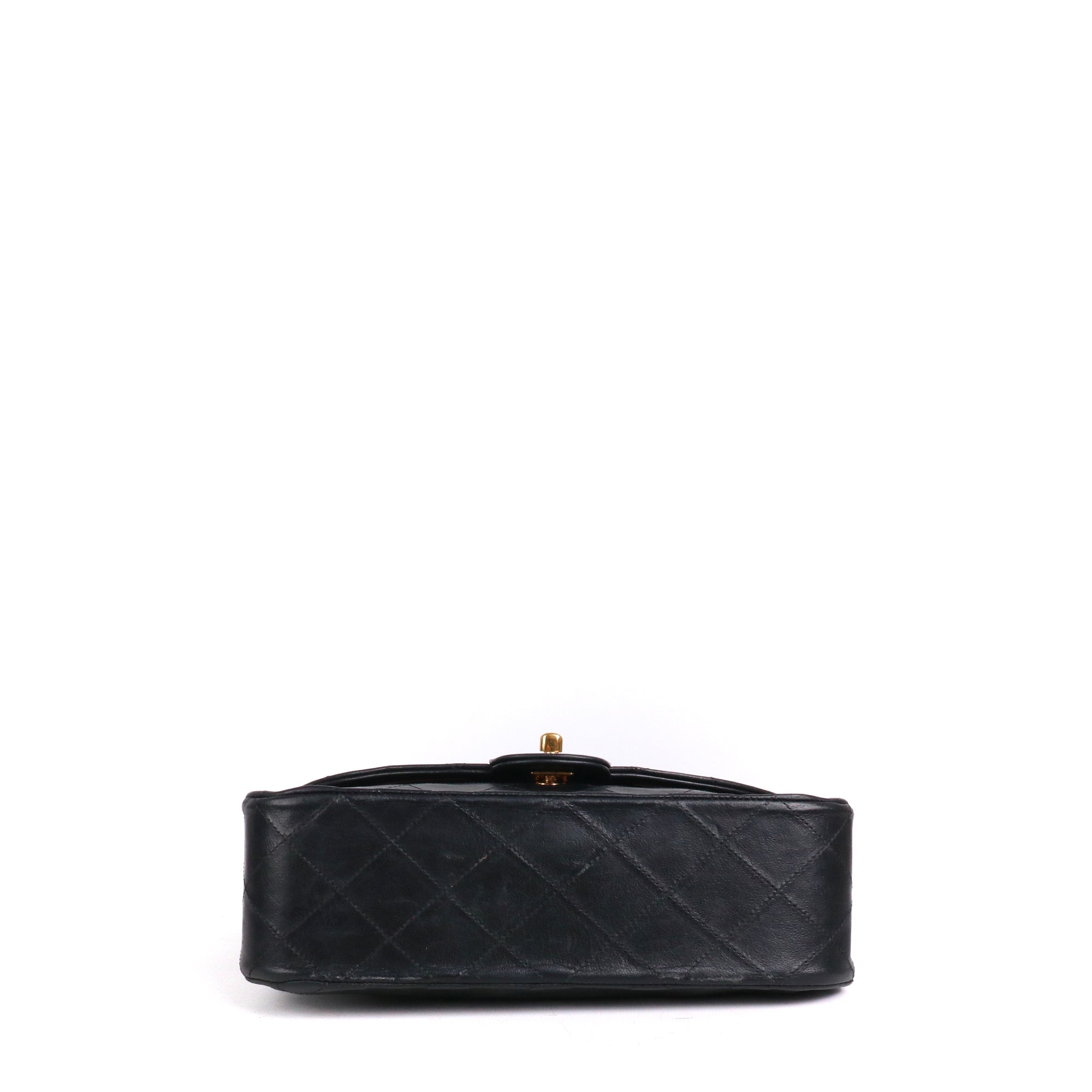 CHANEL - Sac à main Classique/Timeless Round Chanel en cuir lisse noir