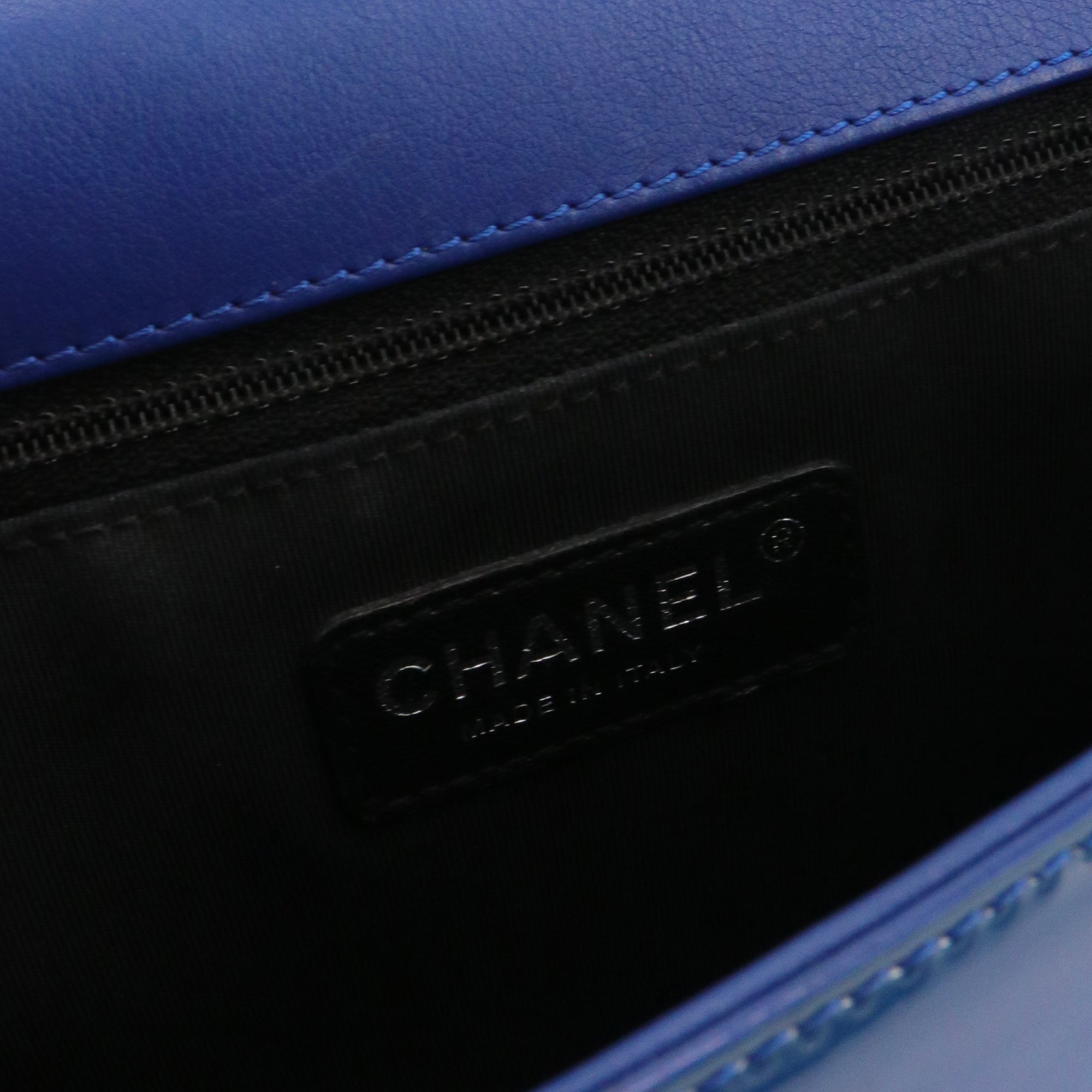 CHANEL - Sac à bandoulière Boy Chanel en cuir verni bleu