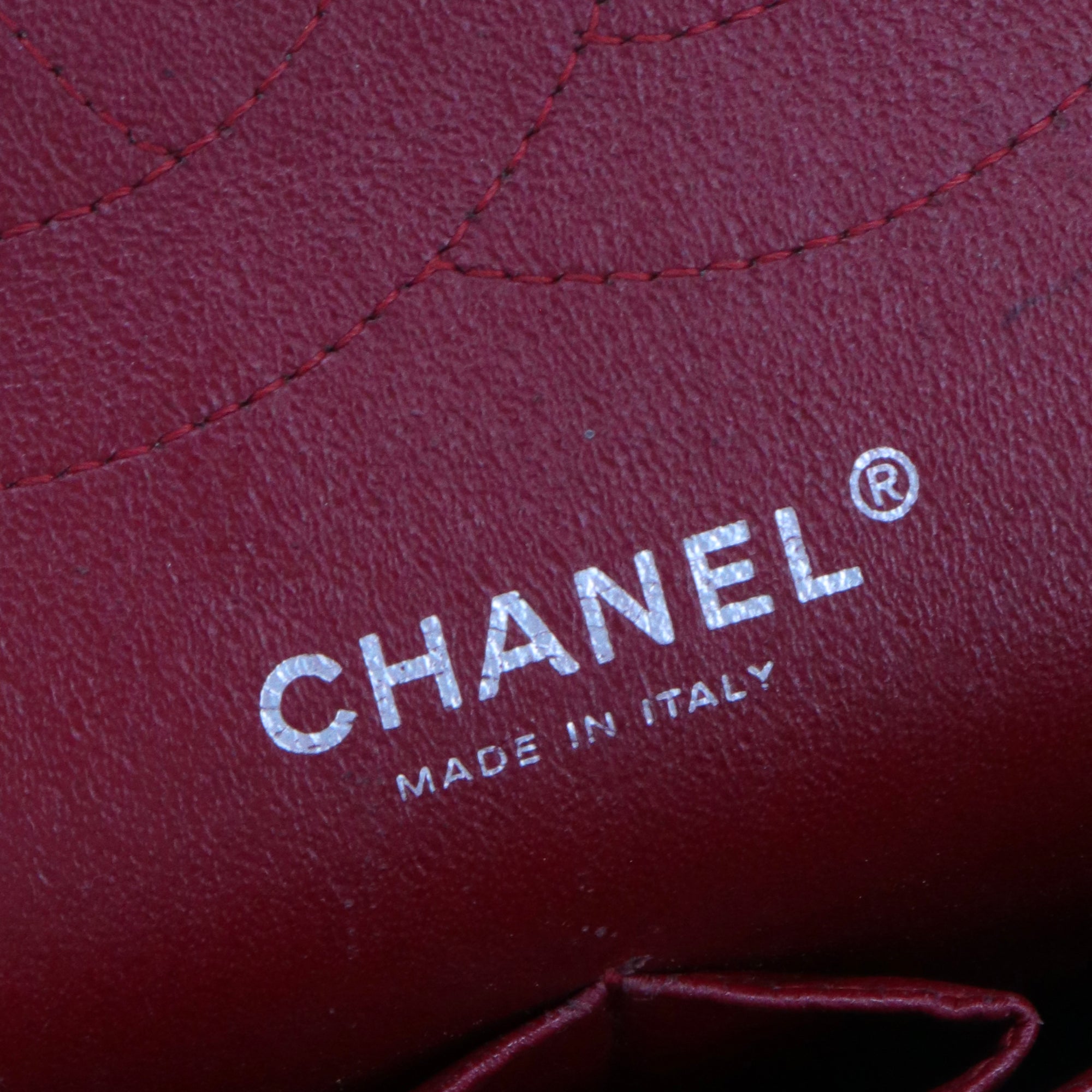 CHANEL - Sac à bandoulière Classique/Timeless Jumbo Chanel en cuir caviar bordeaux