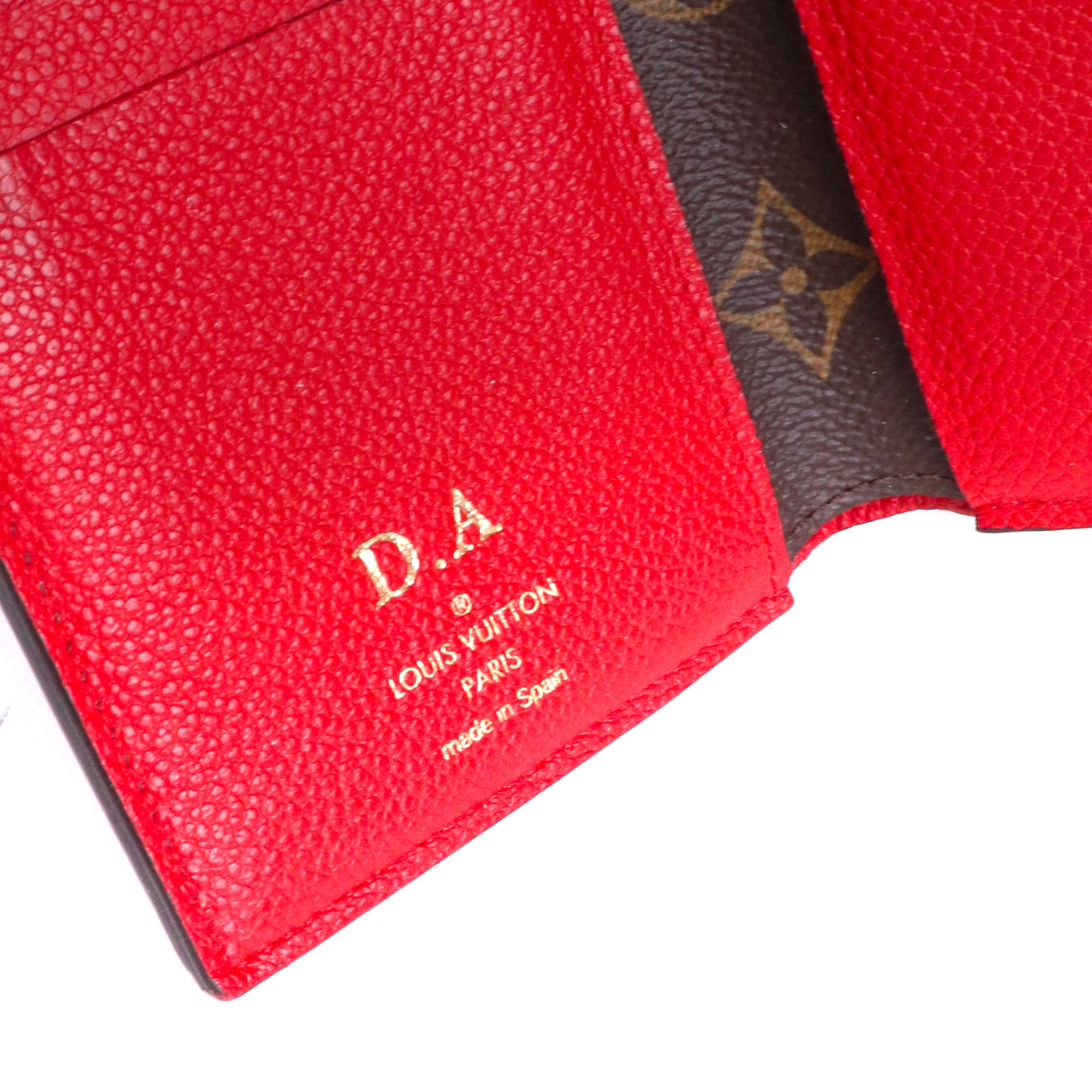 LOUIS VUITTON - Portefeuille Compact Pallas Louis Vuitton en toile monogrammée et cuir grainé rouge