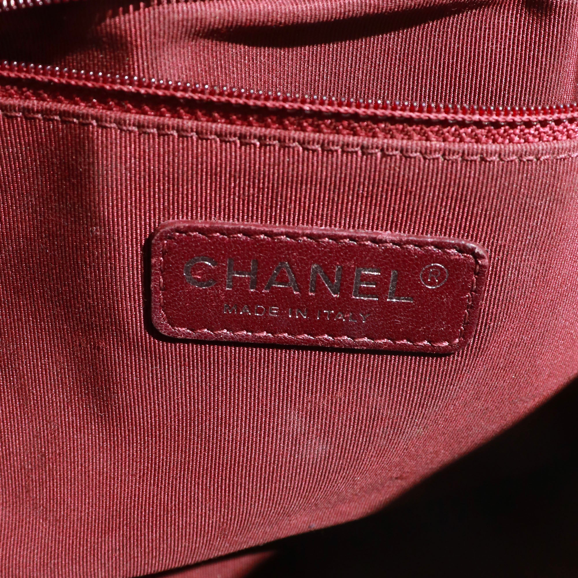 CHANEL - Sac à bandoulière Coco Boy en cuir matelassé noir