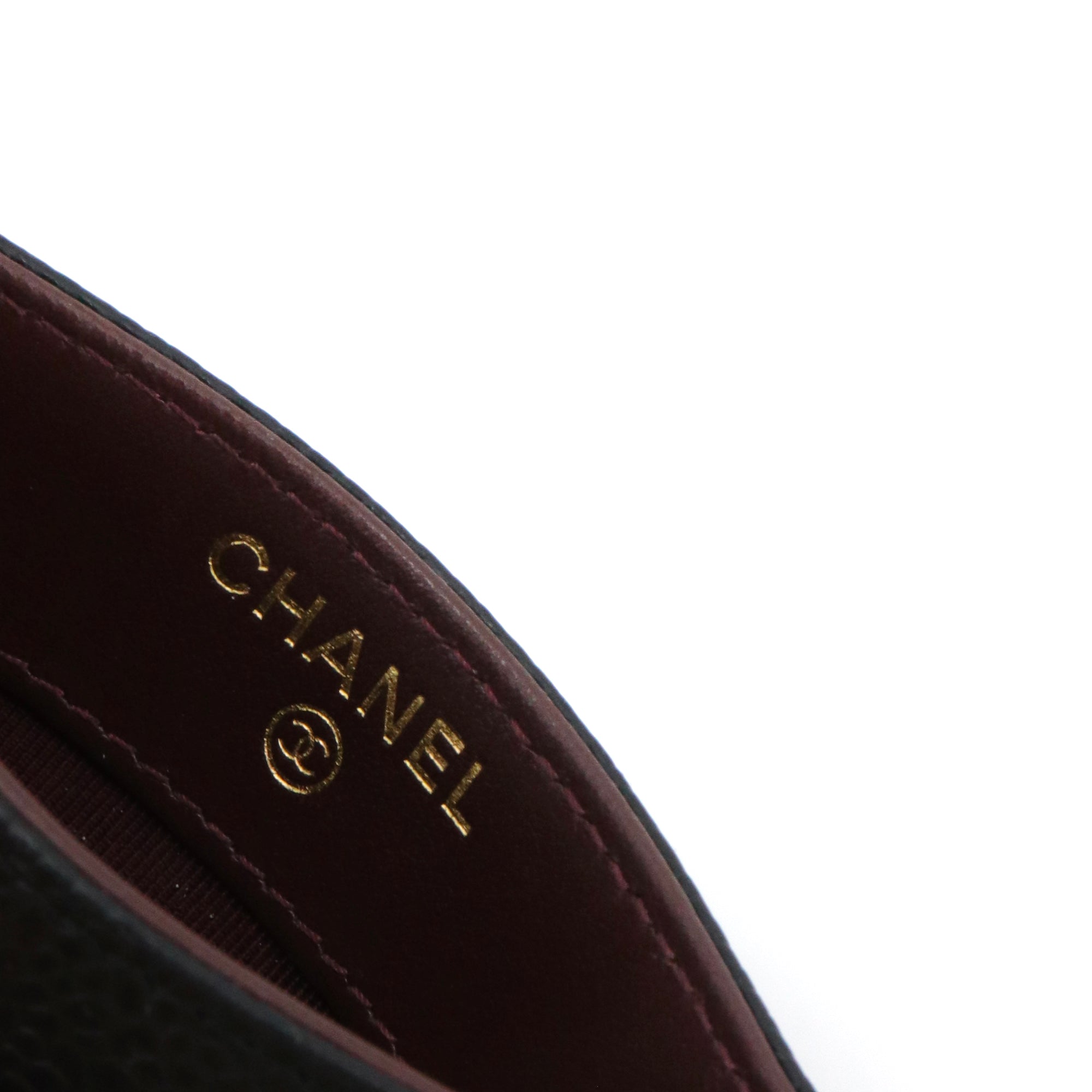 CHANEL - Porte cartes Chanel en cuir matelassé caviar noir