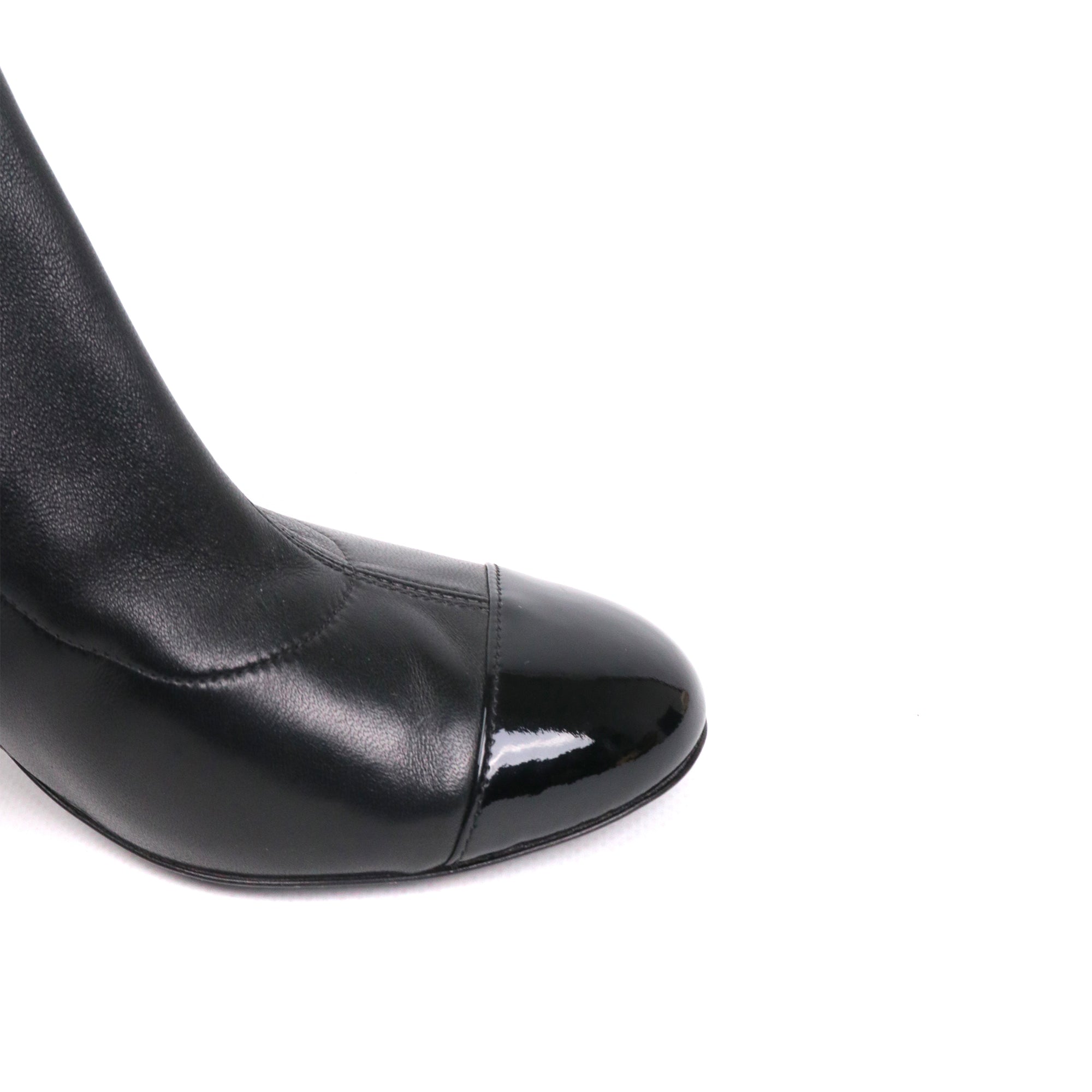 CHANEL - Chanel CC ankle boots in black lambskin (T34.5)