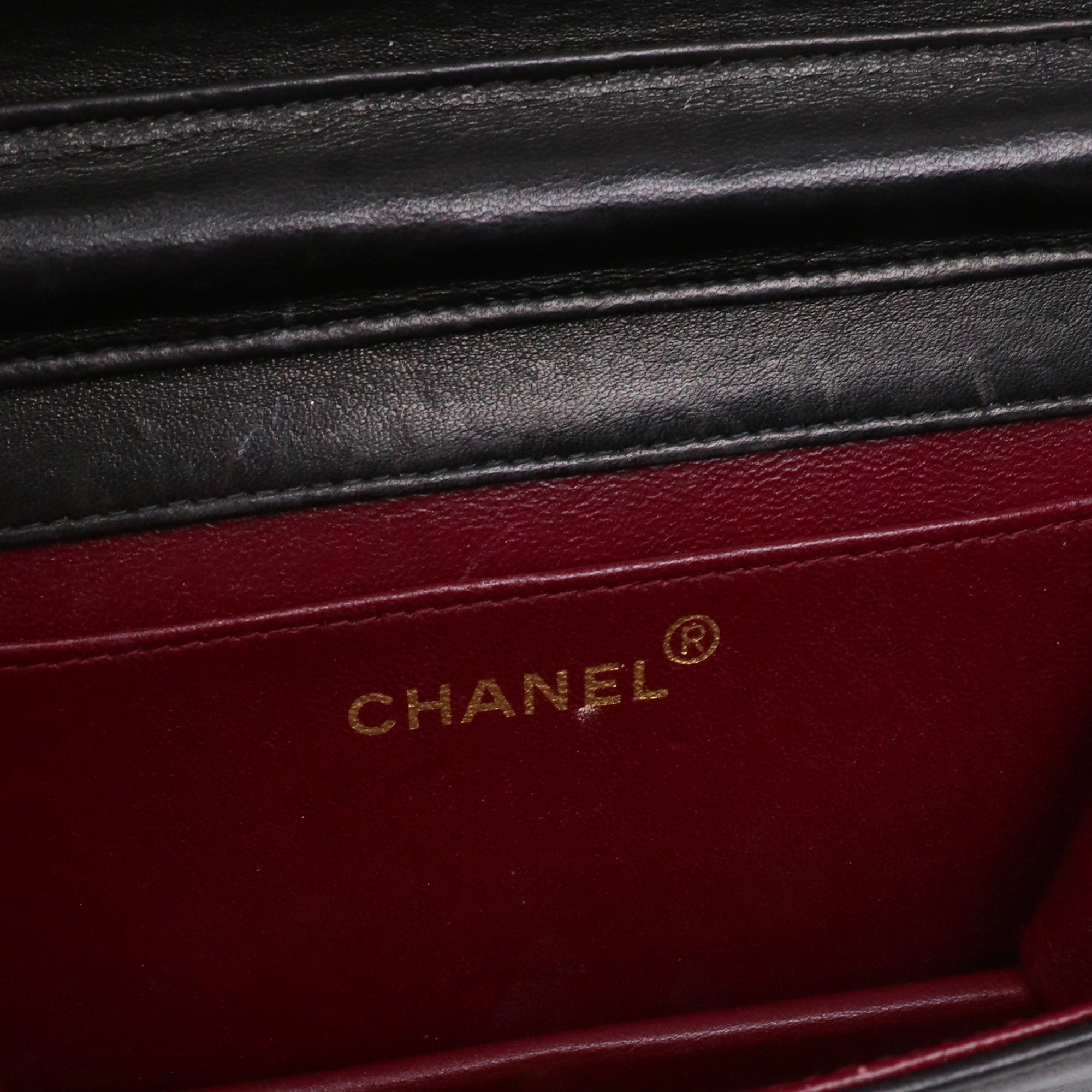 CHANEL - Sac à bandoulière Wallet On Chain Chanel en cuir lisse noir vintage