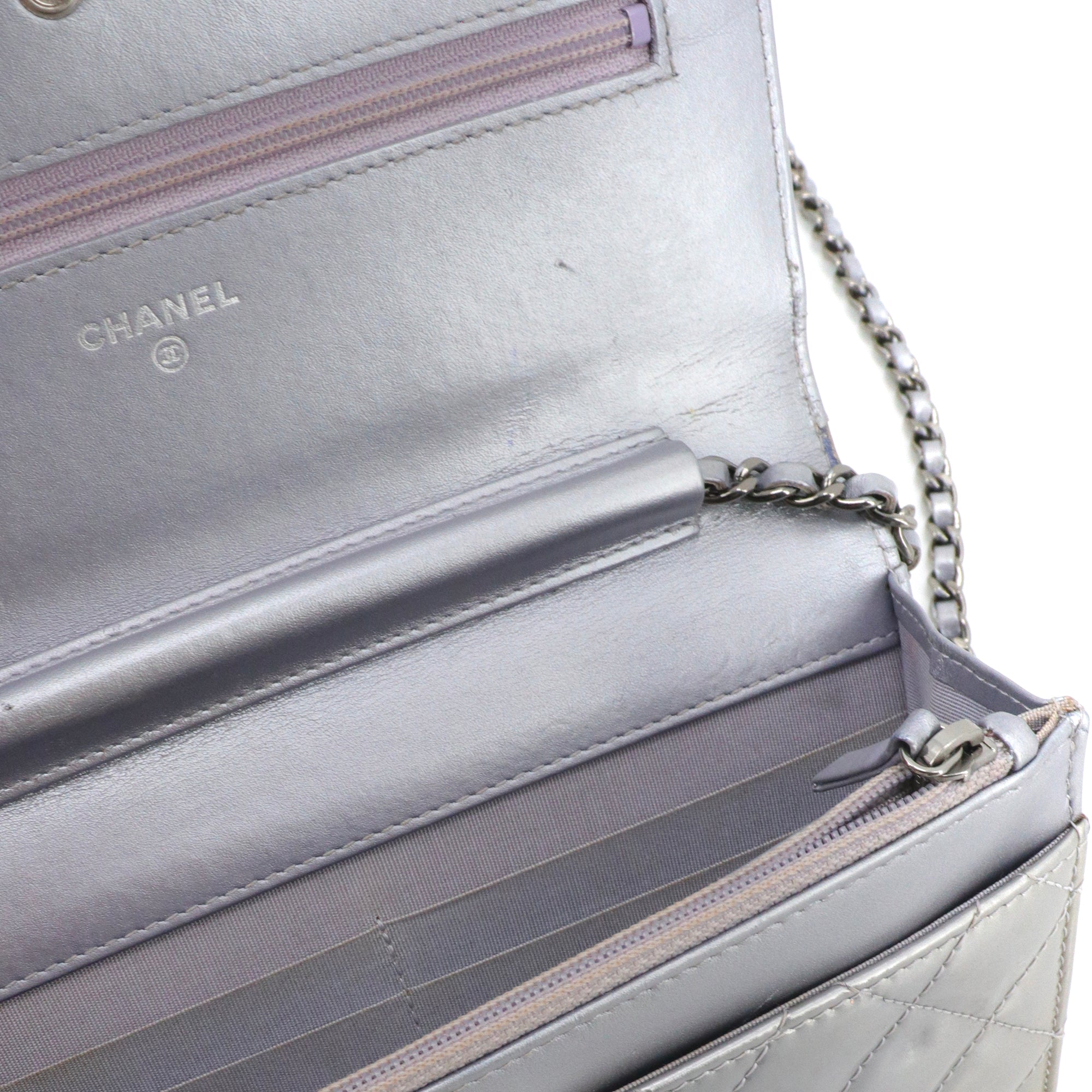 CHANEL - Sac à bandoulière Wallet On Chain Boy Chanel en cuir verni argenté