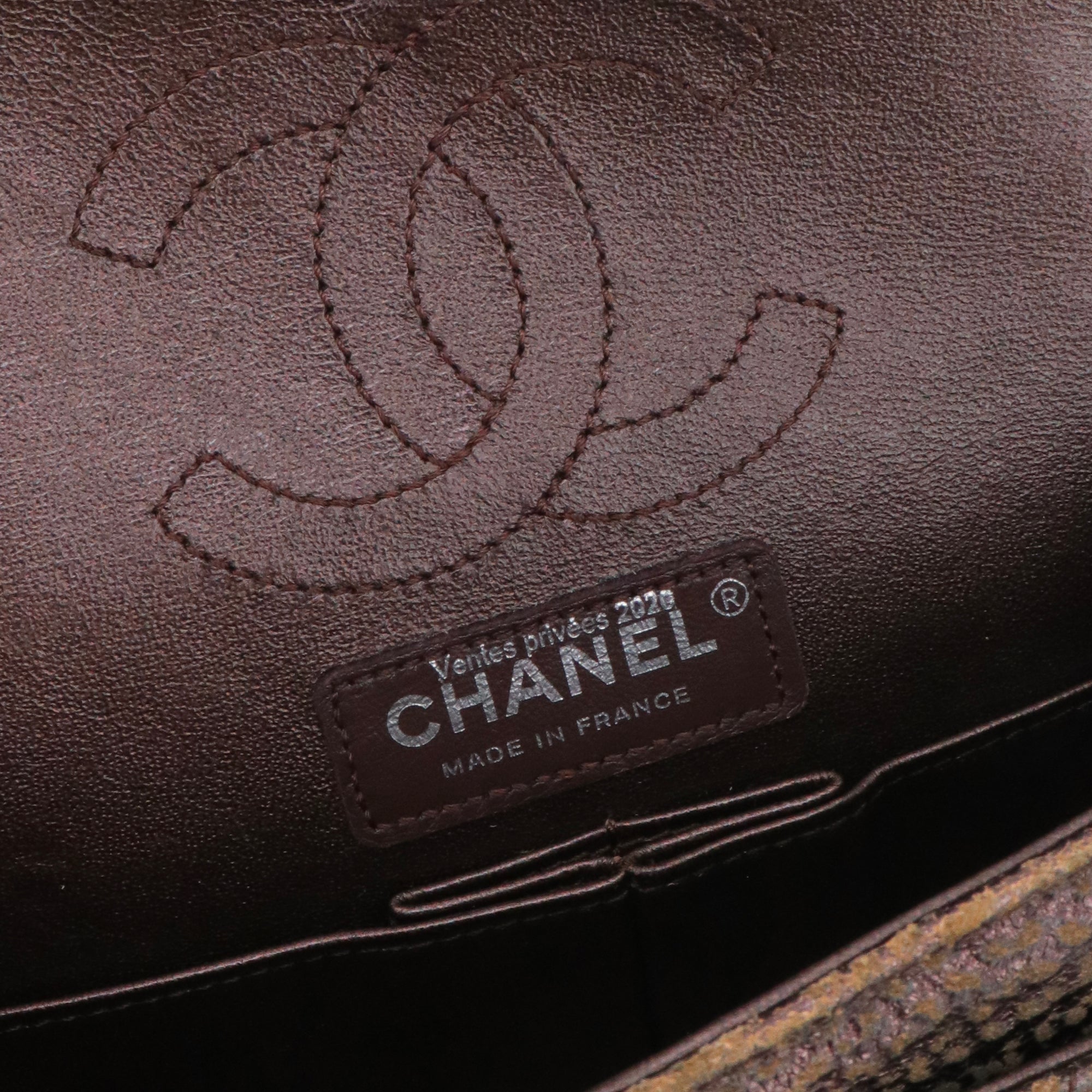 CHANEL - Sac à bandoulière 2.55 Chanel en cuir chevron et nubuck marron