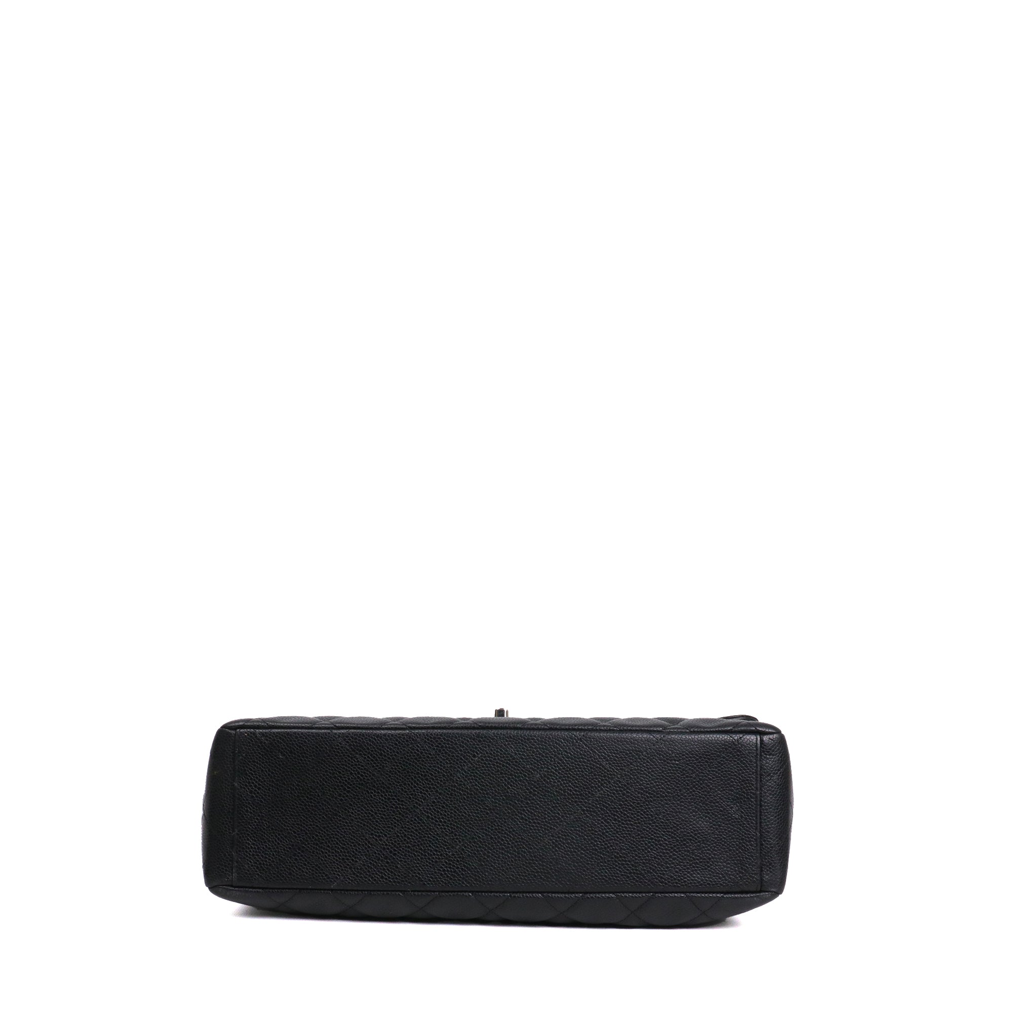 CHANEL - Sac à bandoulière Classique/Timeless Maxi Jumbo simple flap en cuir caviar noir