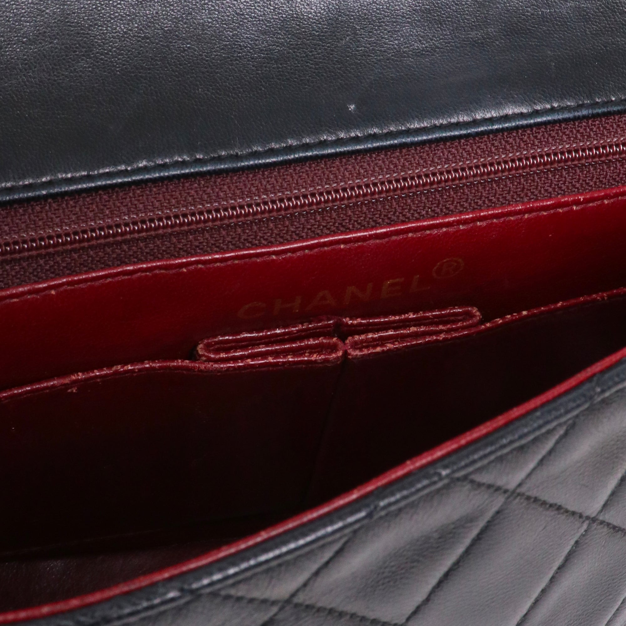 CHANEL - Sac à bandoulière Classique/Timeless Mini Square Chanel en cuir noir vintage