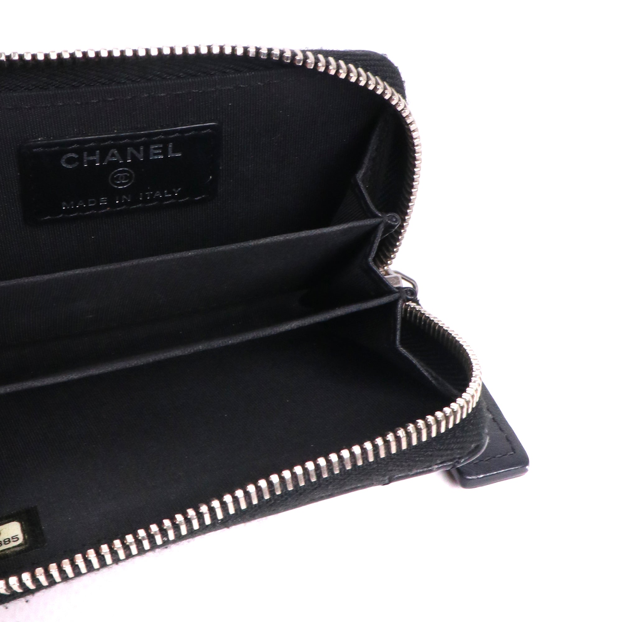 CHANEL - Portefeuille zippé Chanel en cuir chevron noir